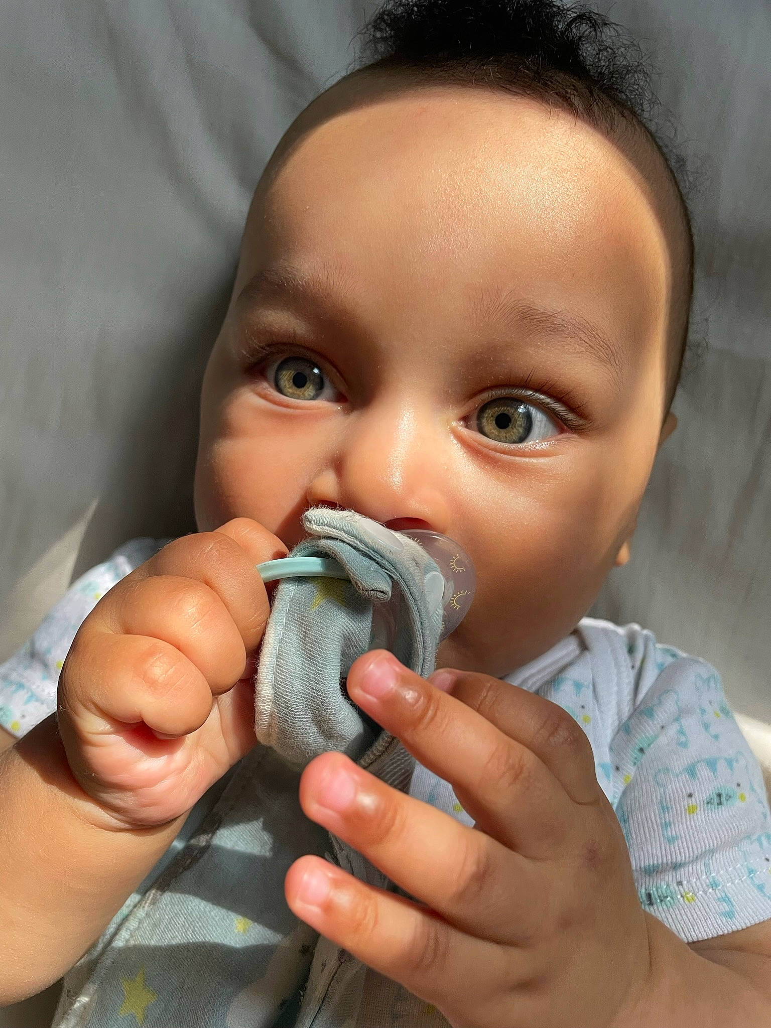 Djibril Semih a rejoint le concours — aidez-le/la à gagner de superbes lots ! baby, biting, cheek, child, comfort_food, ear, eyelash, finger, gesture, hand, happy, lip, mouth, nail, nose, person, skin, snout, thumb, toddler