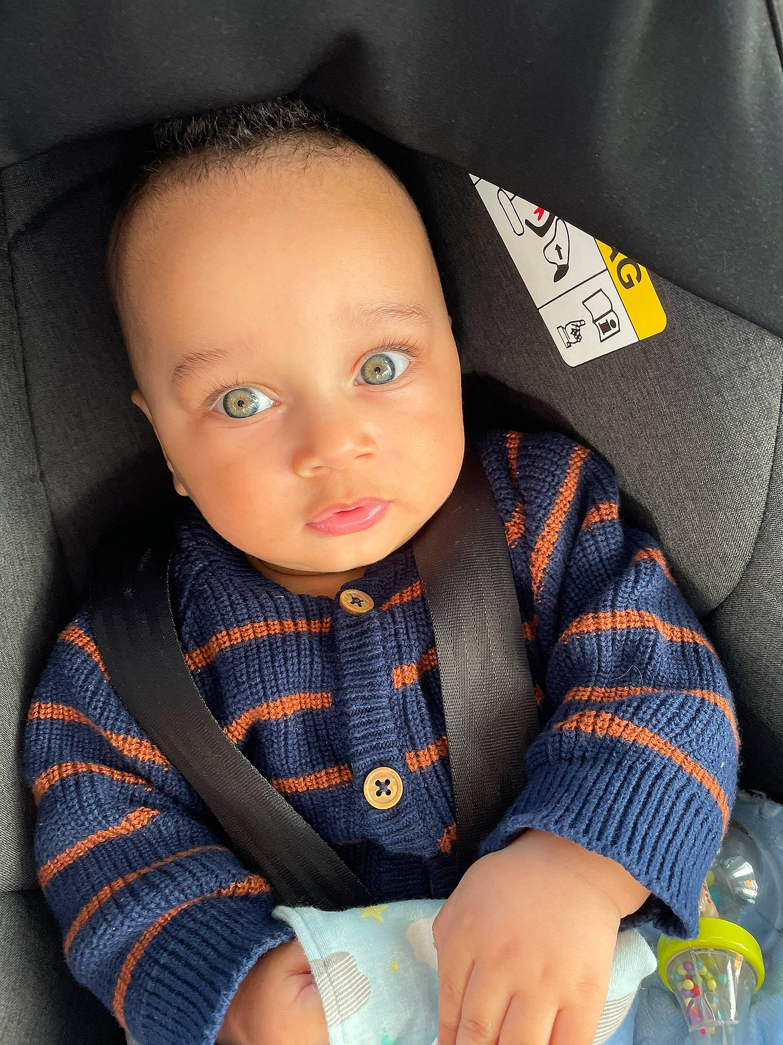 Djibril Semih participe au concours pour gagner de l'argent avec cette photo : auto_part, baby, baby_products, baby_toddler_clothing, car_seat, car_seat_cover, carmine, cheek, child, comfort, finger, head_restraint, nail, pattern, person, seat_belt, sitting, skin, sleeve, toddler
