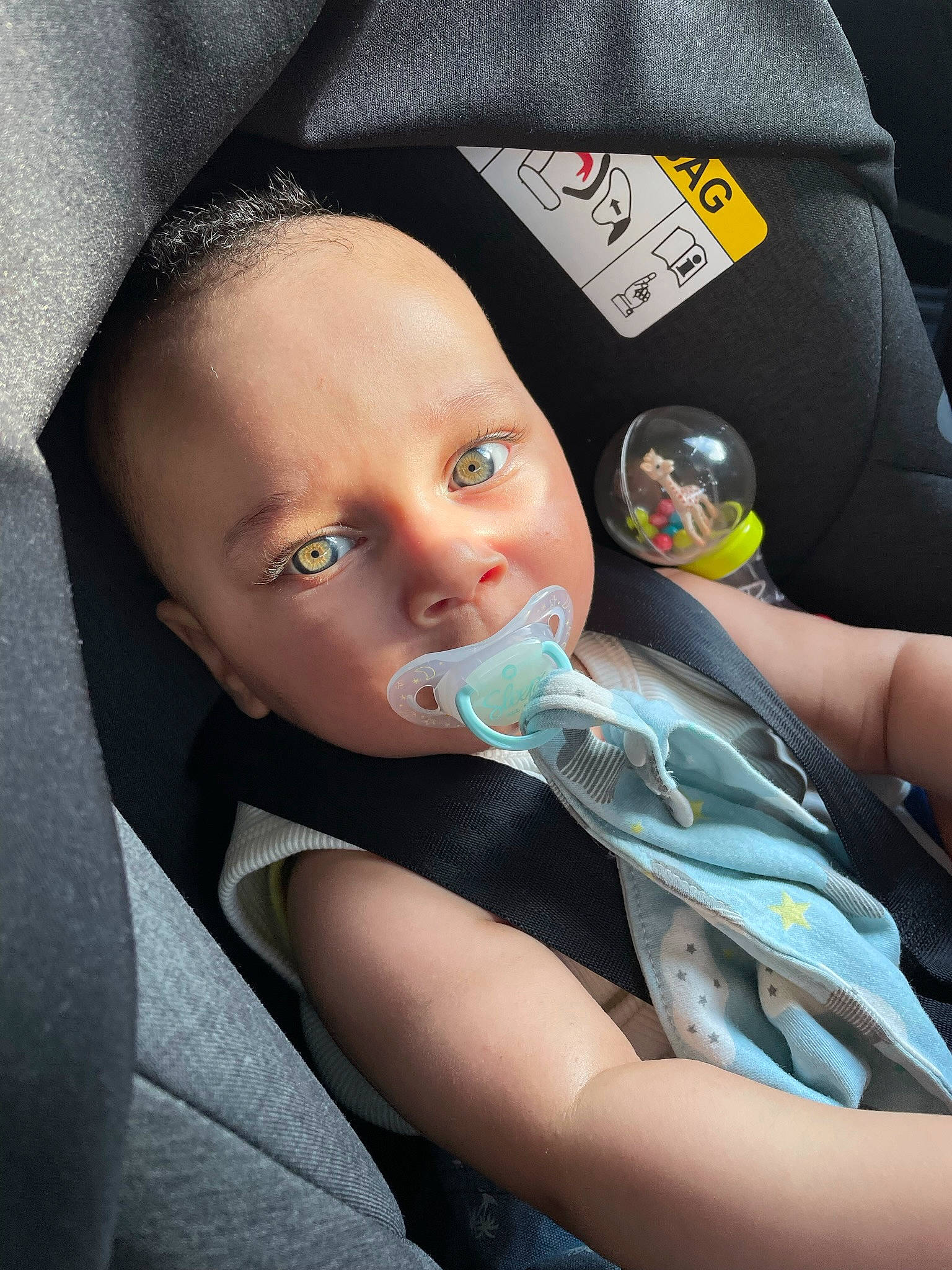 Djibril Semih participe au concours pour gagner de l'argent avec cette photo : auto_part, baby, baby_carriage, baby_in_car_seat, baby_products, car_seat, child, comfort, eyelash, hairstyle, head_restraint, iris, mouth, neck, person, personal_protective_equipment, plastic_bottle, seat_belt, sitting, skin