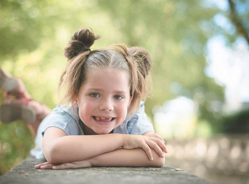 Léna participe au concours pour gagner de l'argent avec cette photo : blond, child, child_model, daughter, eye, fun, grass, happy, joy, people_in_nature, person, photograph, photography, portrait, portrait_photography, sitting, skin, smile, summer, sunlight