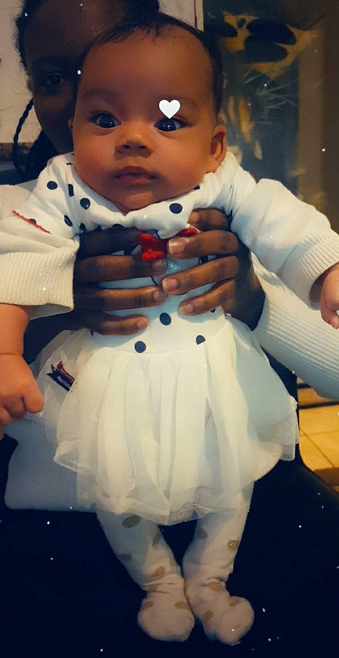 Yléana participe au concours pour gagner de l'argent avec cette photo : abdomen, baby, baby_toddler_clothing, cheek, child, event, eye, fashion_design, finger, formal_wear, fun, gesture, hairstyle, happy, person, skin, sleeve, thumb, toddler, uniform