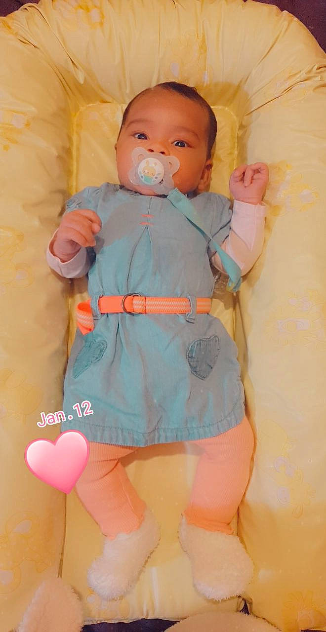 Yléana a rejoint le concours — aidez-le/la à gagner de superbes lots ! baby, baby_safety, baby_toddler_clothing, cheek, child, comfort, human_leg, infant_bodysuit, knee, neck, orange, pattern, person, pink, skin, sleeve, t_shirt, textile, thigh, thumb
