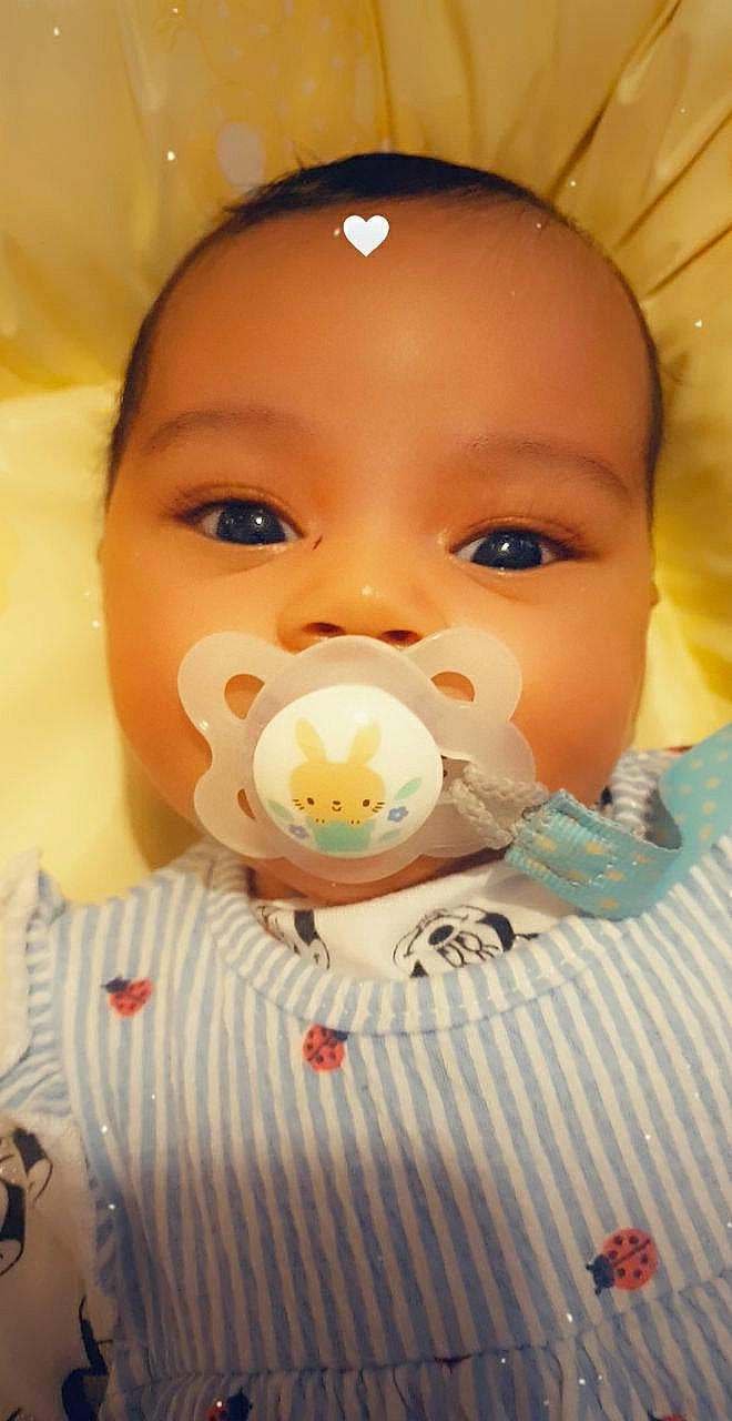 Yléana participe au concours pour gagner de l'argent avec cette photo : baby, baby_safety, baby_toddler_clothing, beauty, bib, cheek, child, chin, close_up, drinkware, eyebrow, eyelash, happy, iris, lip, mouth, nose, person, product, skin