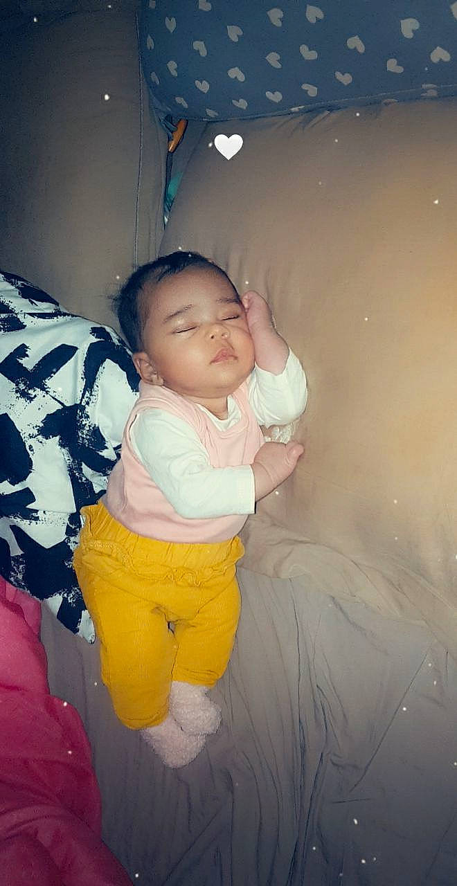 Yléana participe au concours pour gagner de l'argent avec cette photo : arm, baby, baby_toddler_clothing, cheek, child, comfort, eye, facial_expression, finger, flash_photography, fun, gesture, hairstyle, hand, happy, mouth, person, standing, thigh, toddler