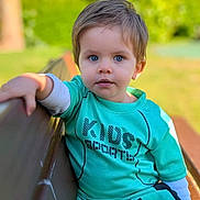 Ethan participe au concours pour gagner de l'argent avec cette photo : bench, blue_eyes, casual, child, cute, daylight, greenery, nature, outdoor, park, person, portrait, relaxed, short_hair, sitting, sportswear, summer, sunlight, toddler, young_child