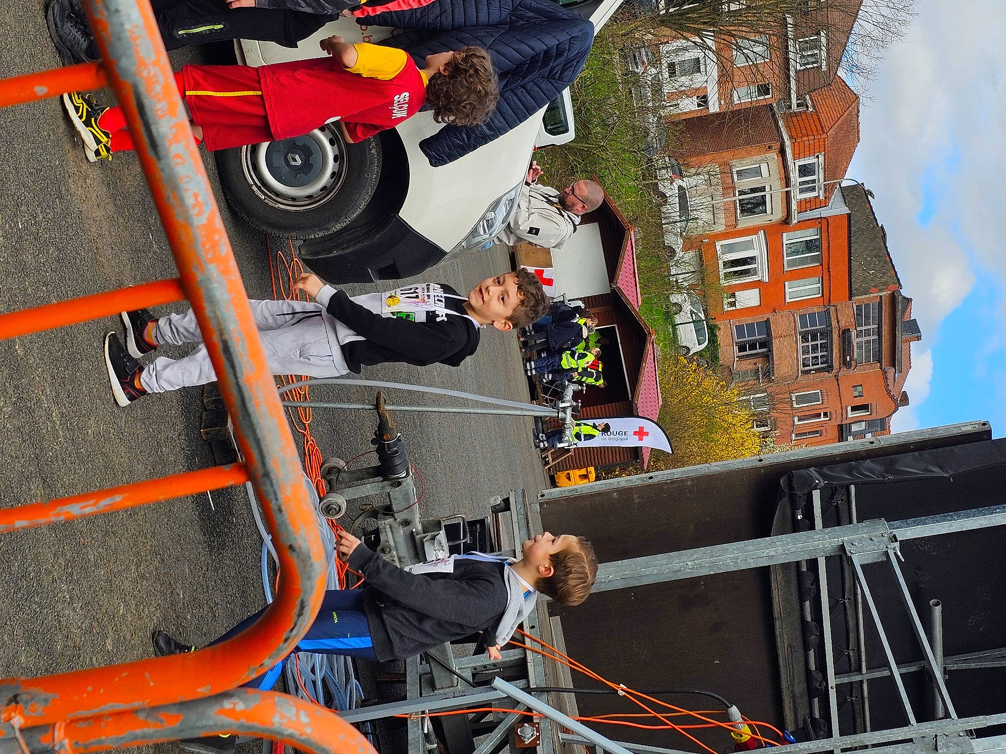 Daniel participe au concours pour gagner de l'argent avec cette photo : auto_part, automotive_exterior, automotive_tire, automotive_wheel_system, building, engineering, facade, fictional_character, helmet, house, joy, machine, motor_vehicle, person, personal_protective_equipment, recreation, sky, t_shirt, tire, urban_design