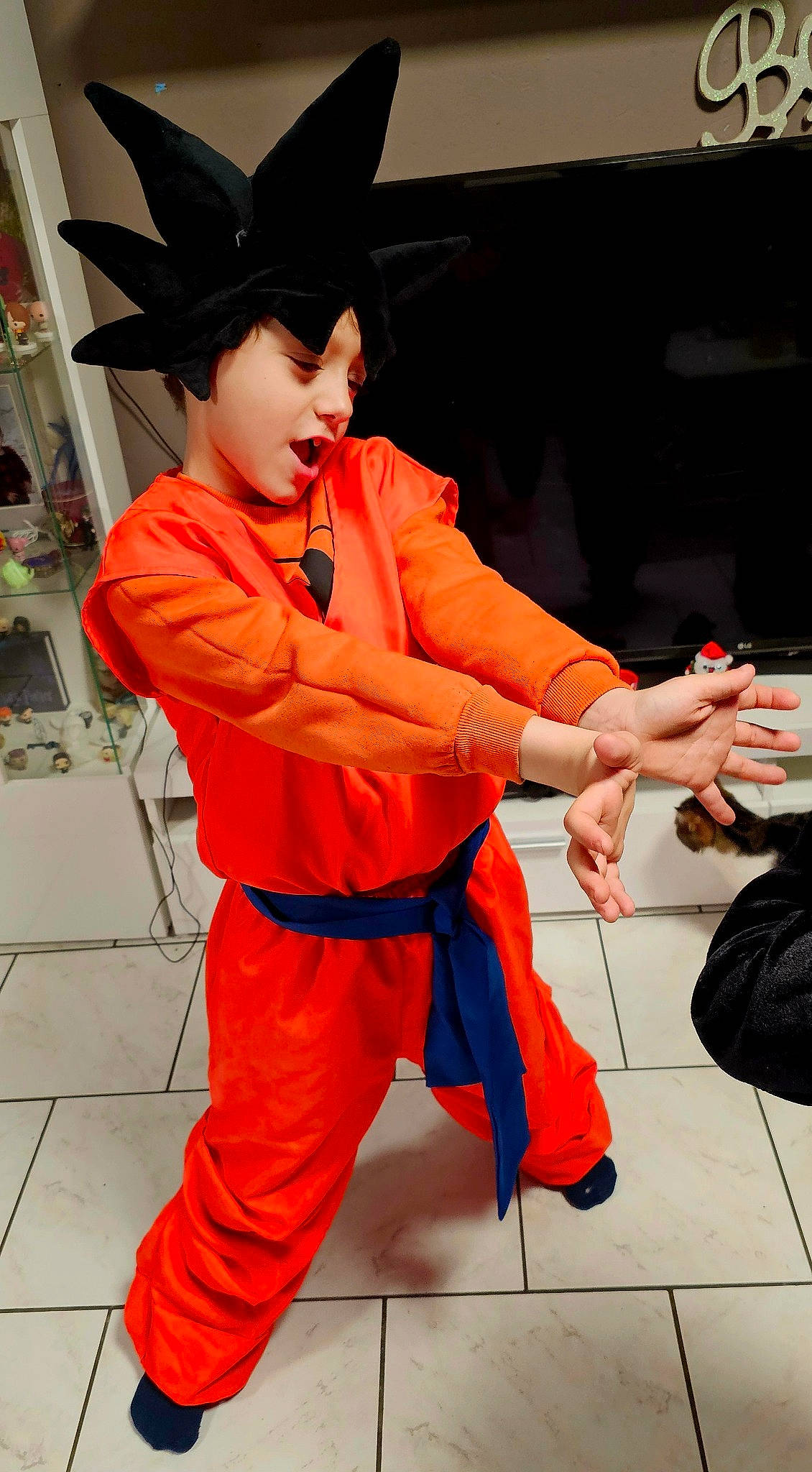 Daniel participe au concours pour gagner de l'argent avec cette photo : animation, anime, belt, costume, costume_hat, event, fictional_character, fun, gesture, glove, hat, orange, person, thumb, uniform, workwear