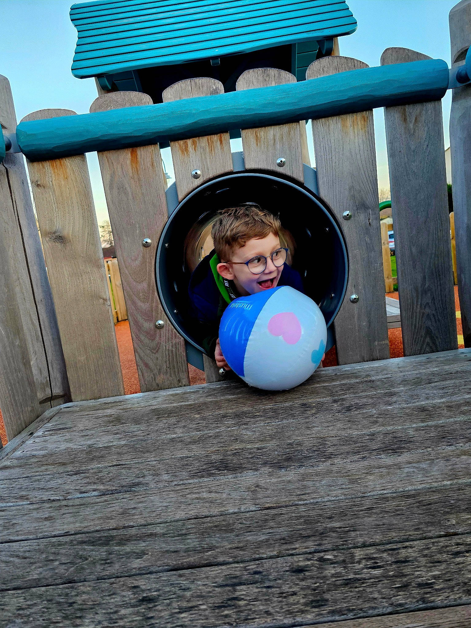 Gabriel participe au concours pour gagner de l'argent avec cette photo : ball, balloon, child, circle, electric_blue, fun, leisure, person, play, recreation, sky, sphere, toddler, toy, travel, tree, vacation, winter, wood