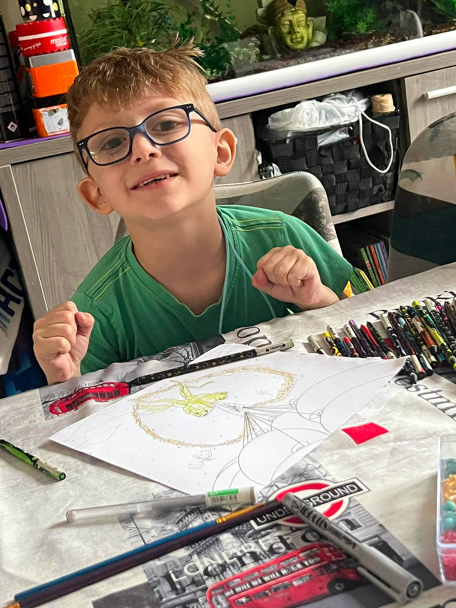 Gabriel a rejoint le concours — aidez-le/la à gagner de superbes lots ! art, artist, automotive_design, chair, electronic_device, engineering, eyewear, fun, games, glasses, illustration, joy, leisure, machine, person, play, recreation, smile, t_shirt, technology