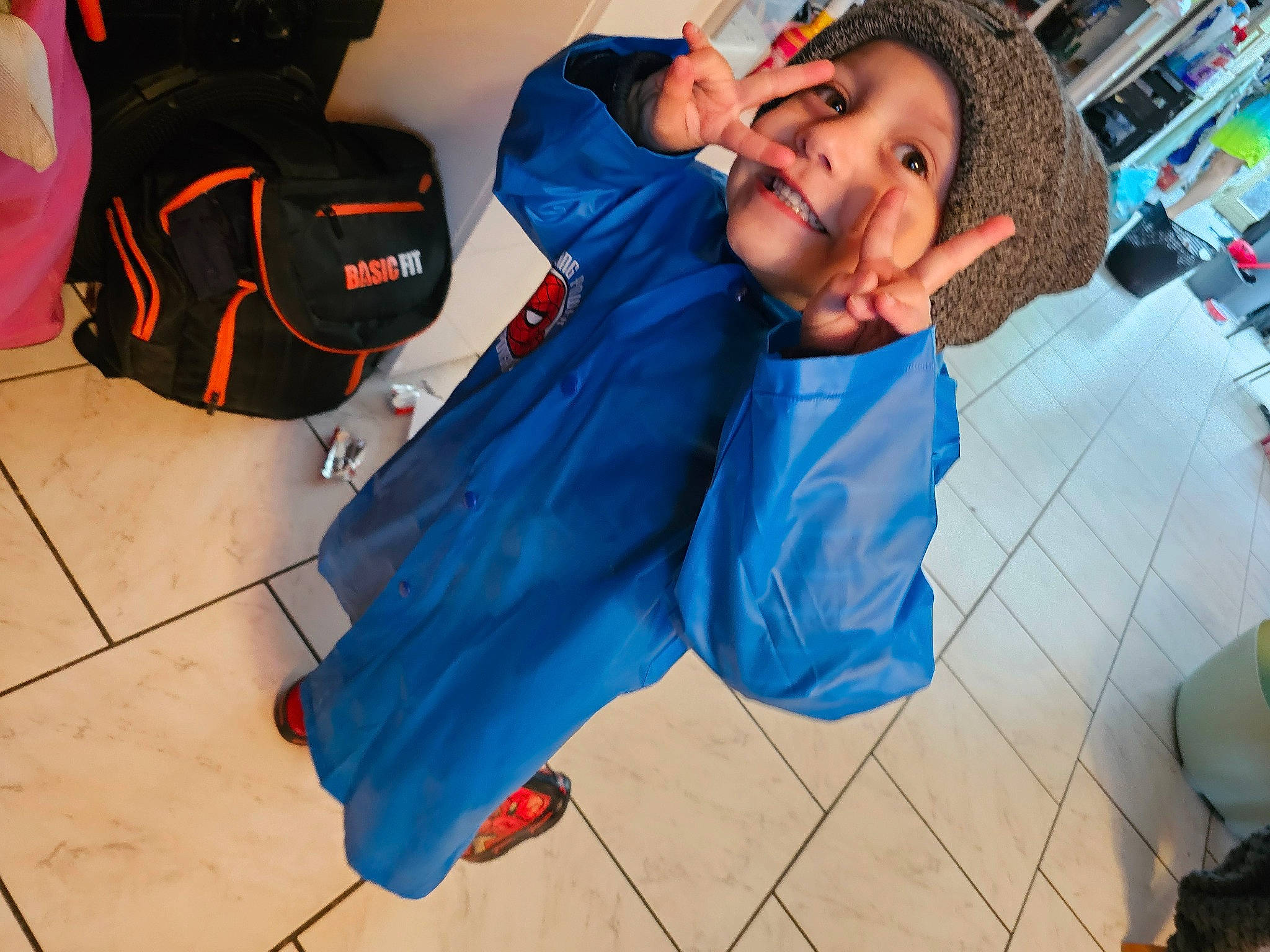 Maël a rejoint le concours — aidez-le/la à gagner de superbes lots ! backpack, bag, blue, child, electric_blue, flooring, fun, happy, headwear, joy, leisure, luggage_and_bags, person, personal_protective_equipment, smile, toddler, travel