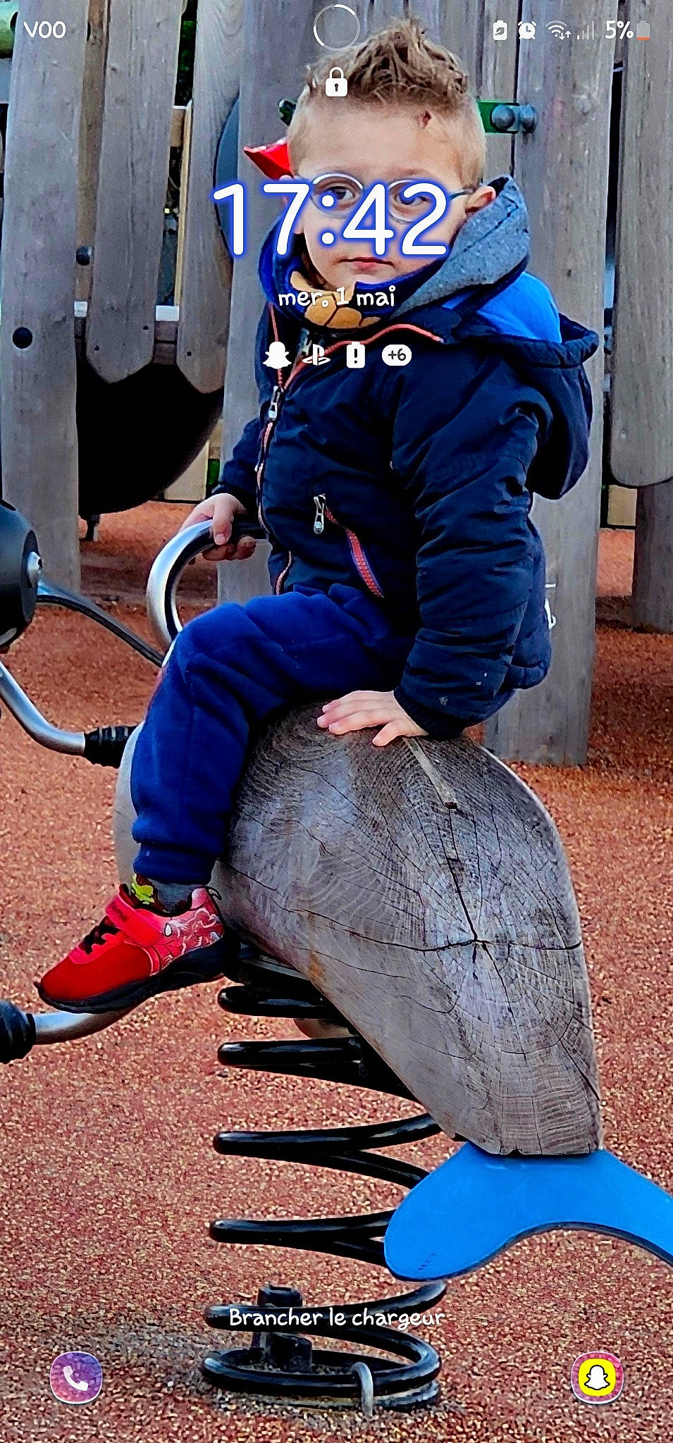 Maël participe au concours pour gagner de l'argent avec cette photo : automotive_tire, automotive_wheel_system, blue, electric_blue, fun, hat, helmet, hoodie, jacket, knee, person, personal_protective_equipment, recreation, sitting, soil, sports_gear, workwear