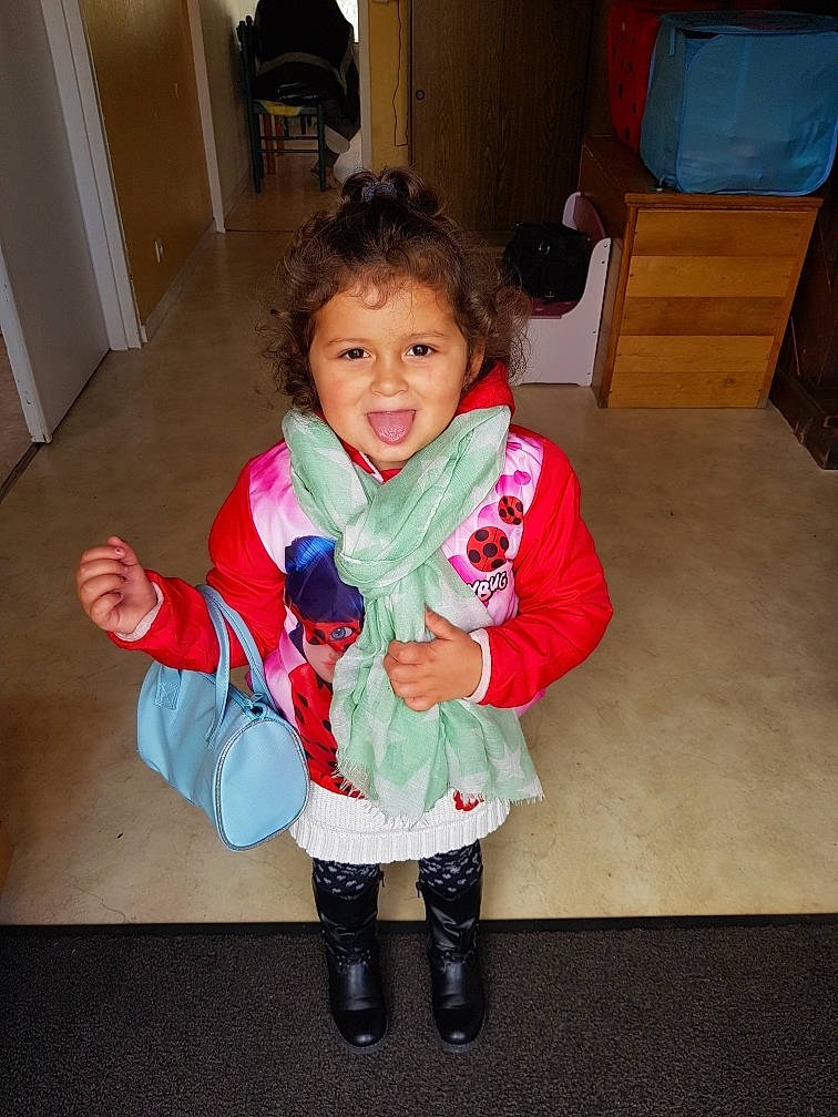 Orélyne a rejoint le concours — aidez-le/la à gagner de superbes lots ! baby_toddler_clothing, cheek, child, door, flooring, fun, glove, happy, human_body, human_leg, joint, joy, mammal, outerwear, person, scarf, skin, sleeve, smile, sock