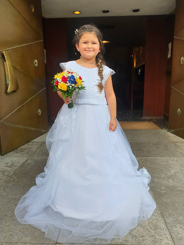 Orélyne participe au concours pour gagner de l'argent avec cette photo : bridal_accessory, bridal_clothing, bridal_party_dress, bride, cabinetry, door, dress, embellishment, eye, fashion_design, flower, formal_wear, gown, happy, joy, person, plant, shoulder, smile, waist