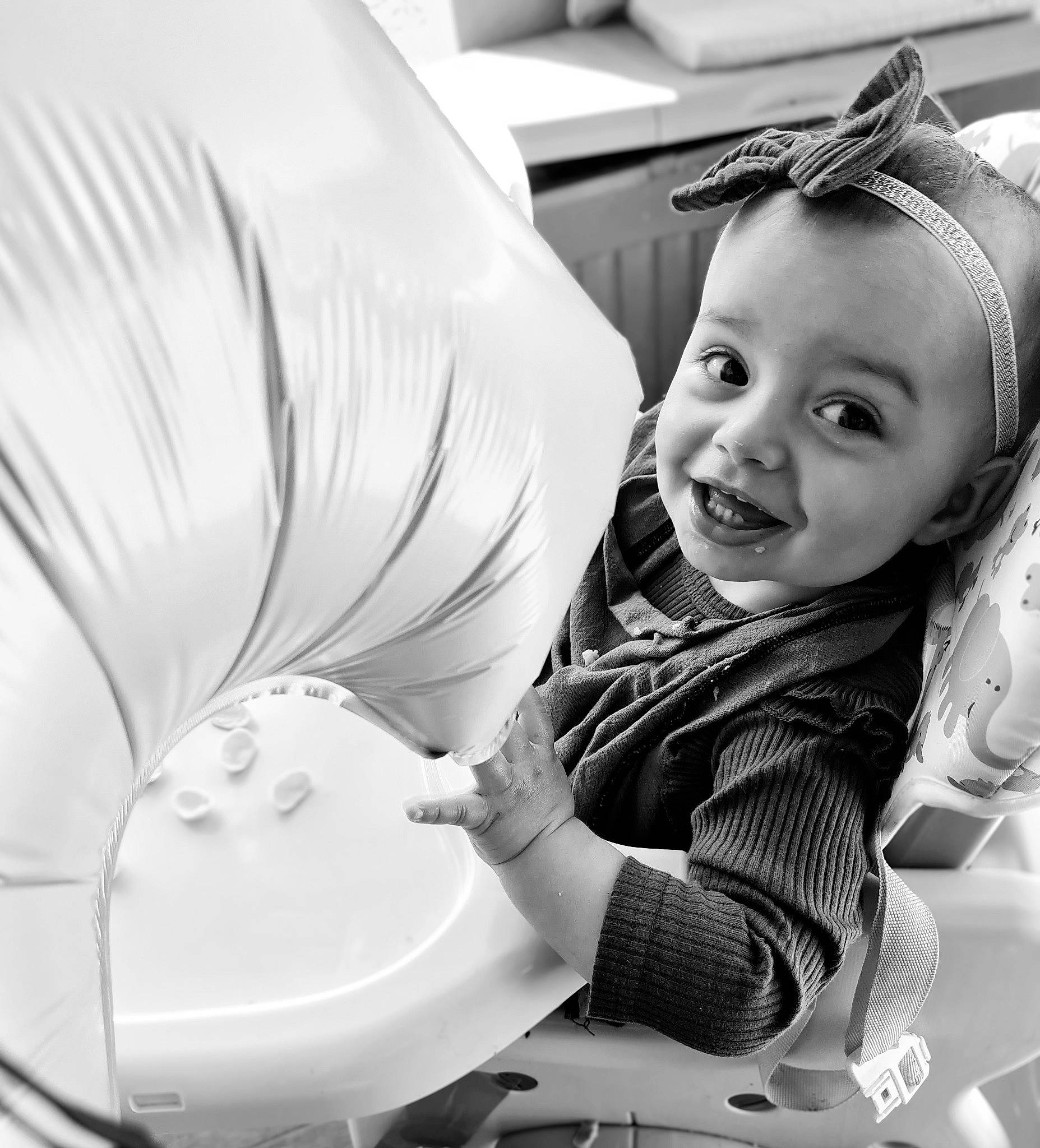 Elya participe au concours pour gagner de l'argent avec cette photo : automotive_tire, baby, black, black_and_white, child, elbow, fashion_accessory, flash_photography, fun, gesture, hairstyle, happy, joy, monochrome, monochrome_photography, person, photograph, smile, stock_photography, style