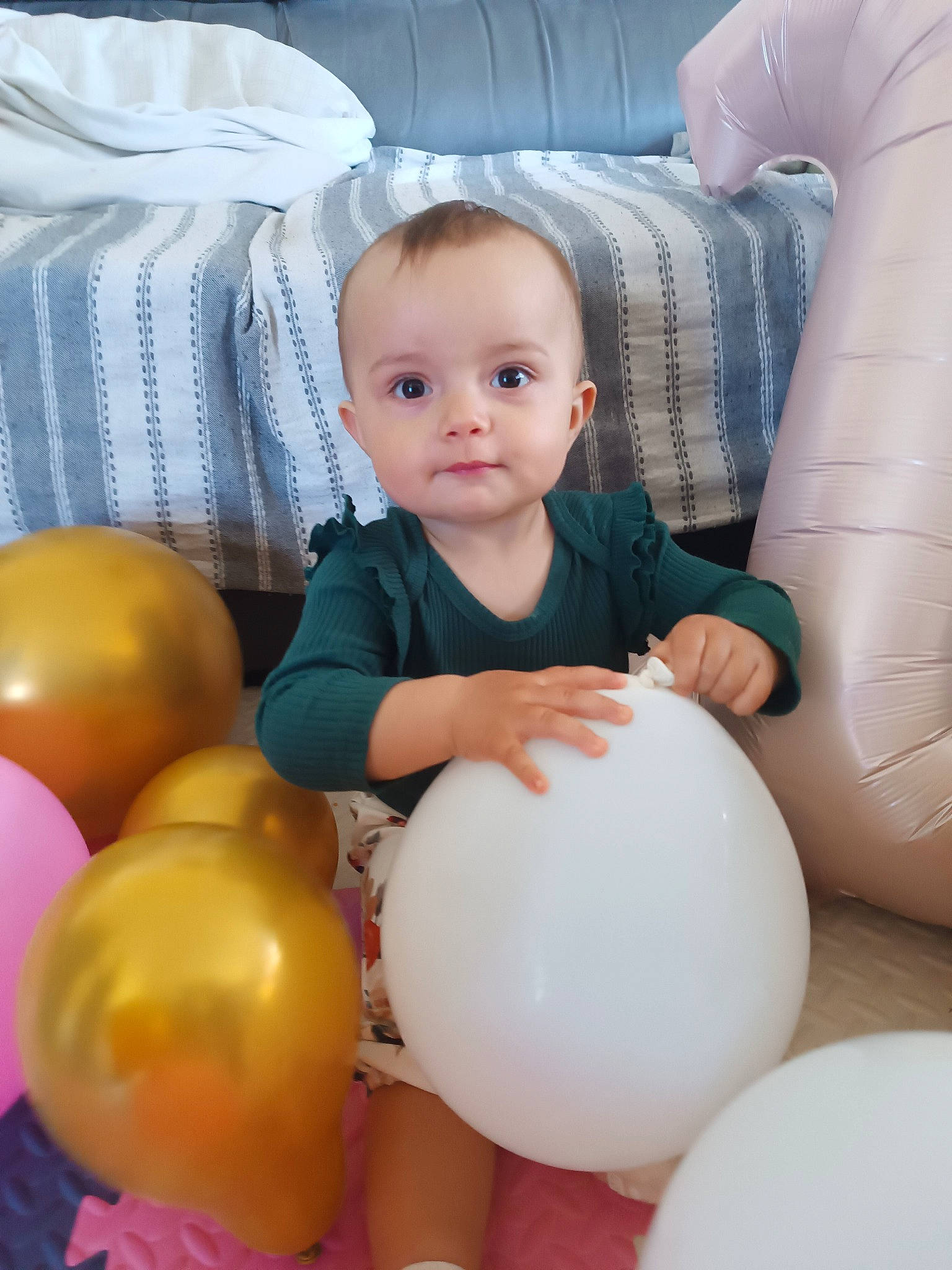 Elya a rejoint le concours — aidez-le/la à gagner de superbes lots ! arm, baby, balloon, beauty, child, comfort, facial_expression, hand, happy, human_body, joint, knee, leg, person, product, skin, thigh, thumb, toddler, trunk