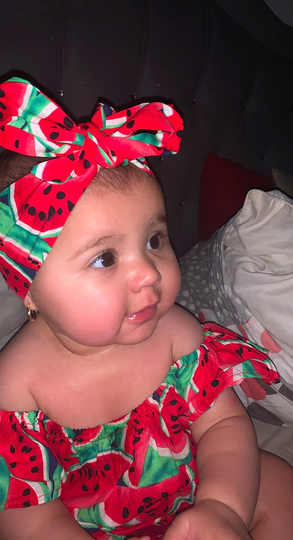 Catalina participe au concours pour gagner de l'argent avec cette photo : baby, baby_toddler_clothing, cheek, child, costume_hat, eye, eyelash, fun, happy, hat, head, headband, headgear, headwear, helmet, human_body, iris, lip, person, pink