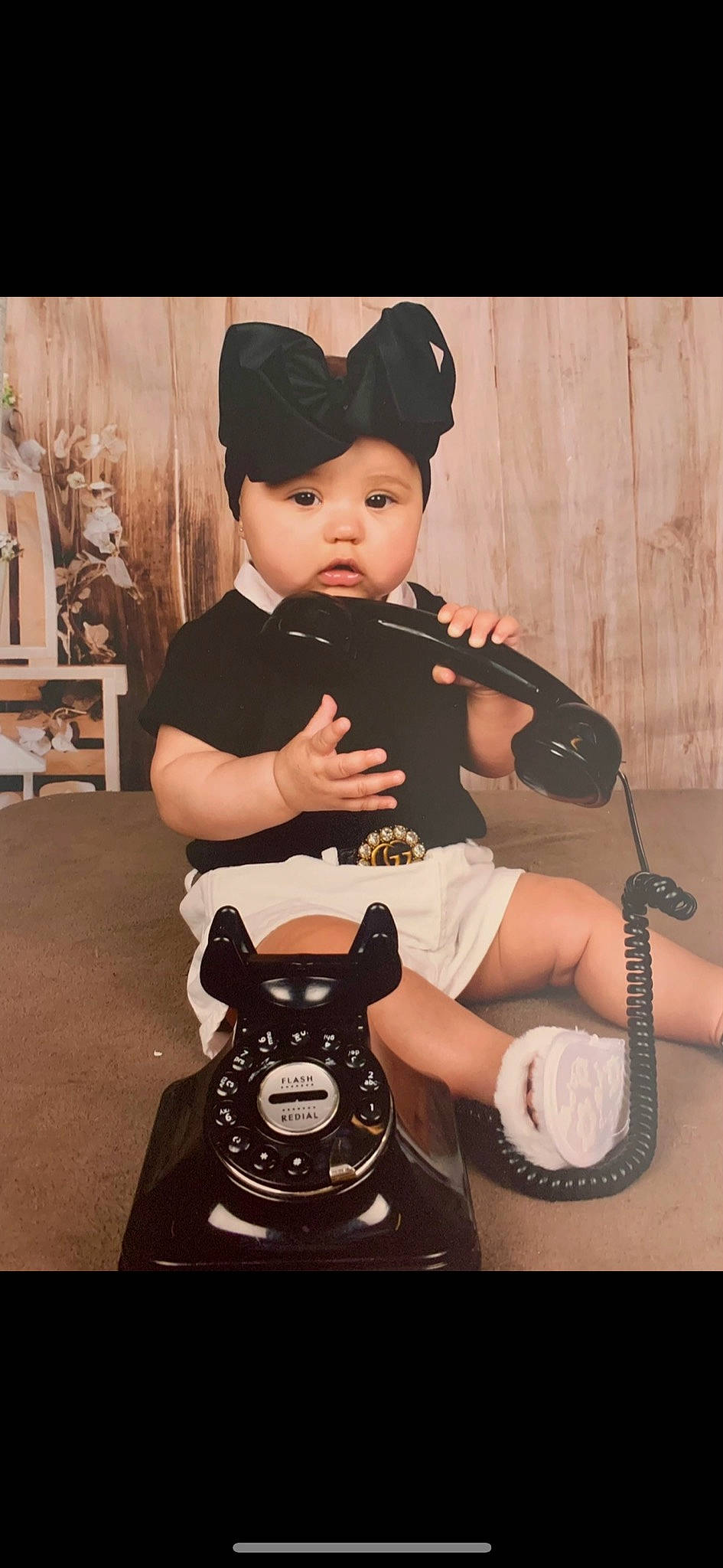 Catalina a rejoint le concours — aidez-le/la à gagner de superbes lots ! art, baby, baseball_cap, cameras_optics, cap, electronic_instrument, fashion_accessory, flash_photography, flooring, fun, happy, hat, headwear, person, plant, room, sitting, sleeve, t_shirt, toddler