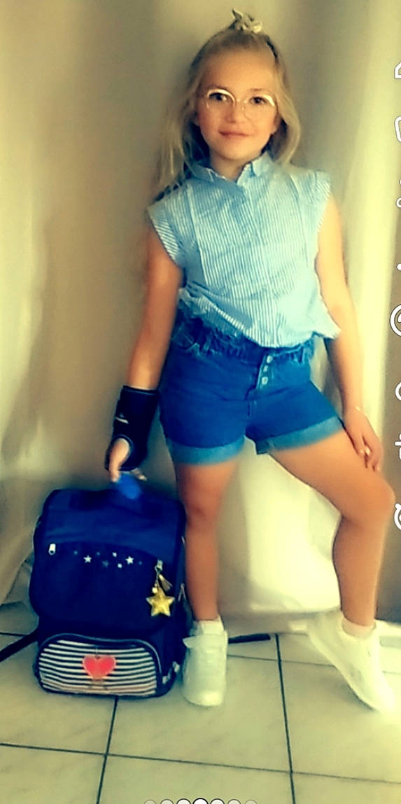 Charline a rejoint le concours — aidez-le/la à gagner de superbes lots ! blue, cool, denim, electric_blue, fashion_design, happy, human_leg, jean_short, joint, joy, knee, leg, person, shoe, shorts, shoulder, sleeve, t_shirt, thigh, waist