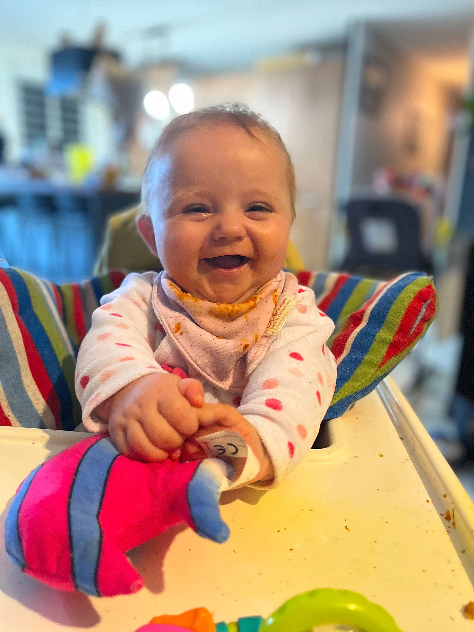 Emie participe au concours pour gagner de l'argent avec cette photo : baby, baby_playing_with_toys, baby_products, baby_toddler_clothing, baby_toys, child, event, flooring, fun, happy, laugh, leisure, people, person, play, recreation, sitting, skin, smile, toddler