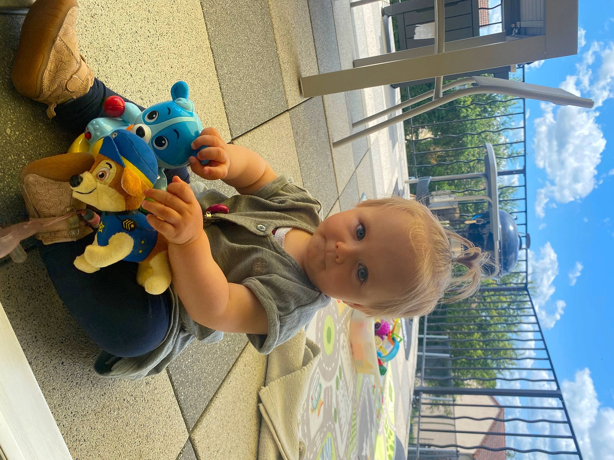 Emie participe au concours pour gagner de l'argent avec cette photo : arm, baby, baby_products, baby_toddler_clothing, blue, child, cloud, fictional_character, fun, happy, hat, leisure, person, plant, recreation, sky, smile, stuffed_toy, toddler, toy