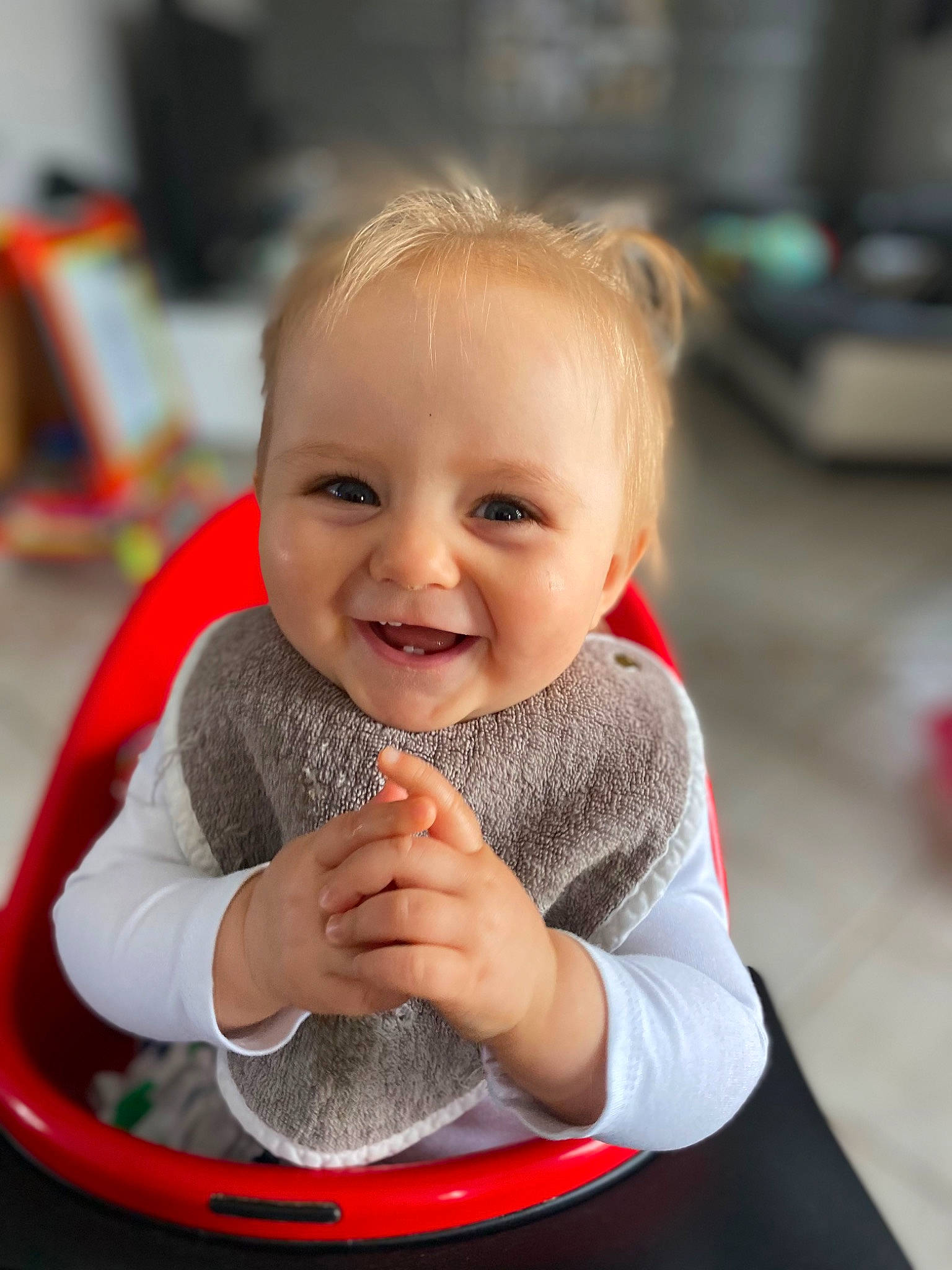 Emie participe au concours pour gagner de l'argent avec cette photo : arm, baby, baby_toddler_clothing, cheek, child, chin, eye, face, finger, gesture, hair, hand, happy, head, human_body, joy, lip, person, recreation, skin