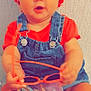 Athena a rejoint le concours — aidez-le/la à gagner de superbes lots ! baby, blanket, child, clothing, colorful, cute, denim_overalls, happy, holding, indoor, infant, person, playful, portrait, red_hat, seated, soft_toys, sunglasses, unicorn, wall