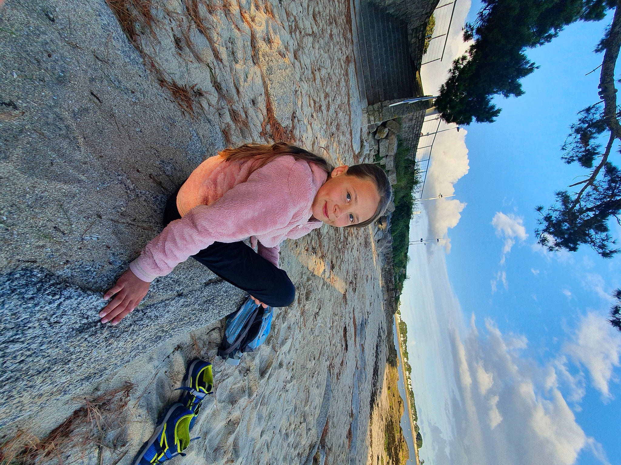 Melissa participe au concours pour gagner de l'argent avec cette photo : adventure, azure, bedrock, cloud, electric_blue, formation, fun, geological_phenomenon, geology, happy, joy, leisure, people_in_nature, person, plant, recreation, rock, rock_climbing_equipment, sky, sport_climbing