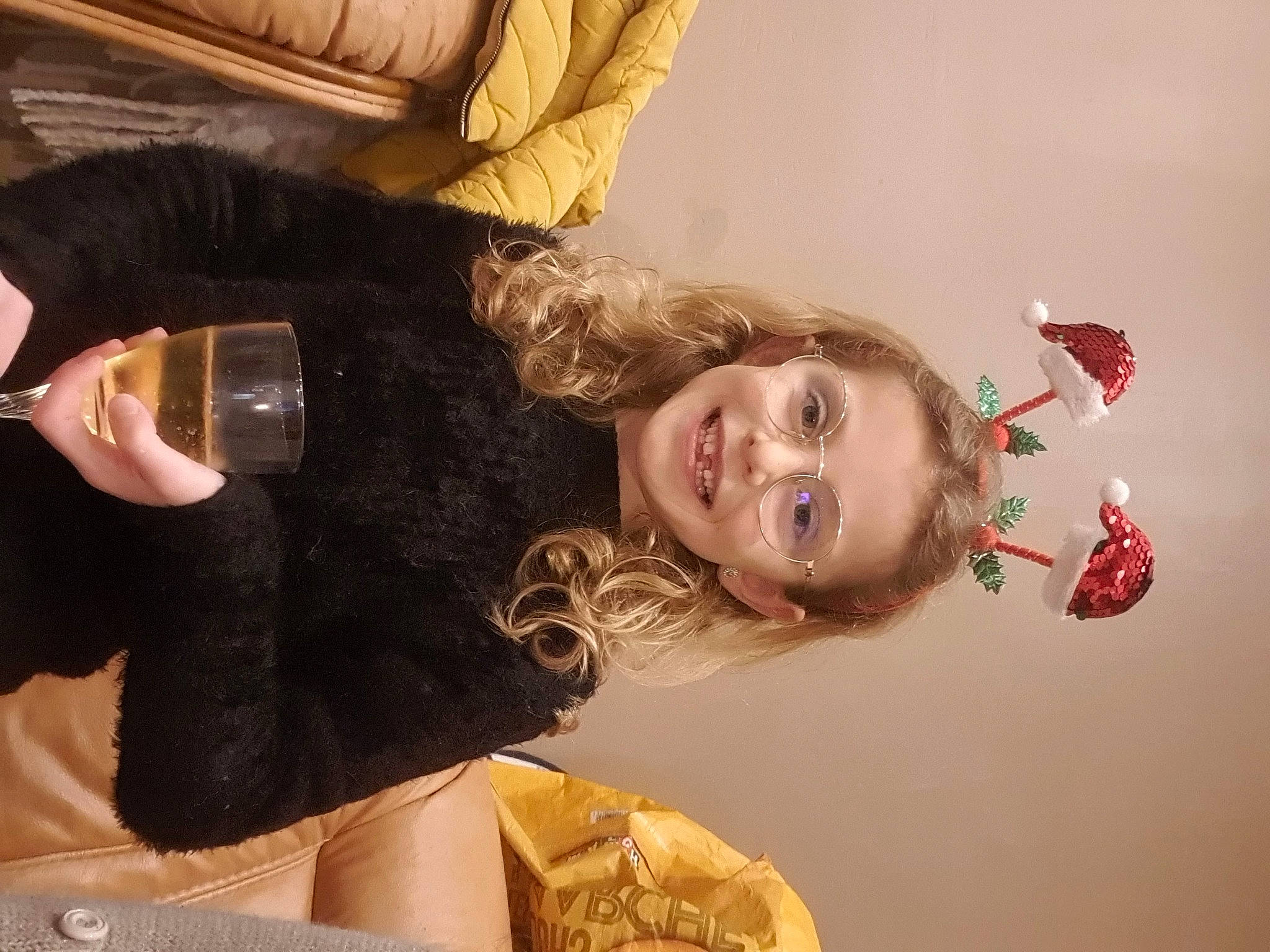 Ninon a rejoint le concours — aidez-le/la à gagner de superbes lots ! arm, brown_hair, cheek, child, comfort, eye, facial_expression, fun, fur, gesture, hair, hairstyle, happy, head, human, joy, long_hair, neck, people, person