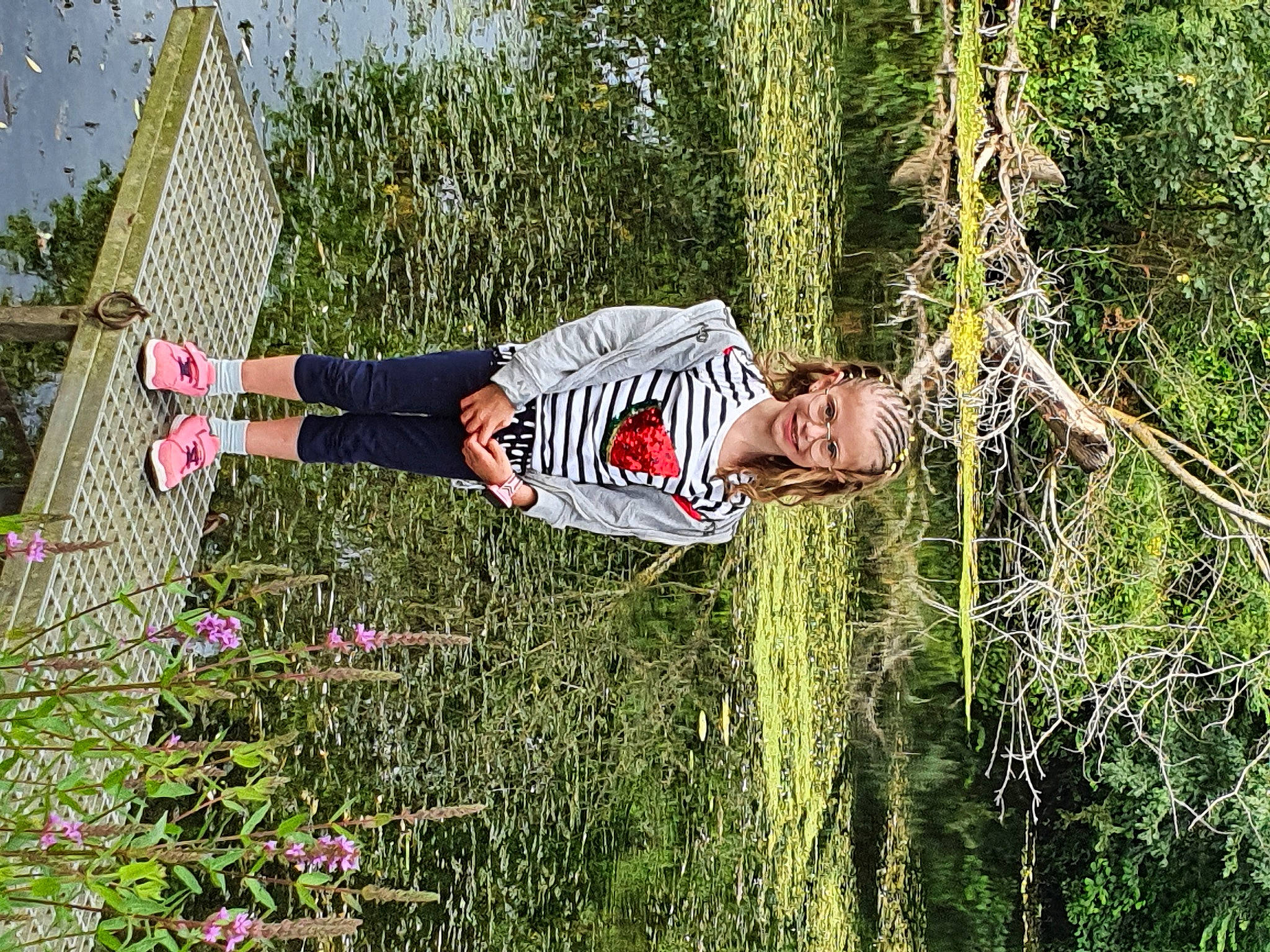 Ninon participe au concours pour gagner de l'argent avec cette photo : botany, branch, flower, fun, grass, grass_family, joy, leisure, mesh, net, people_in_nature, person, plant, recreation, rope, shrub, tree, twig, vertebrate, woody_plant