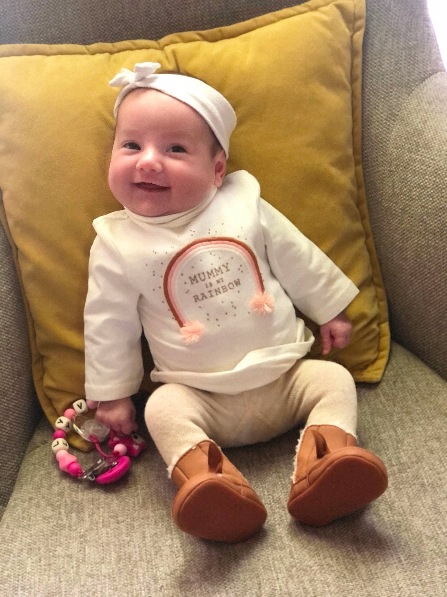 Lyvia participe au concours pour gagner de l'argent avec cette photo : baby, baby_sleeping, baby_toddler_clothing, child, comfort, couch, face, finger, flooring, happy, head, headwear, joy, lap, person, skin, sleeve, smile, sock, textile