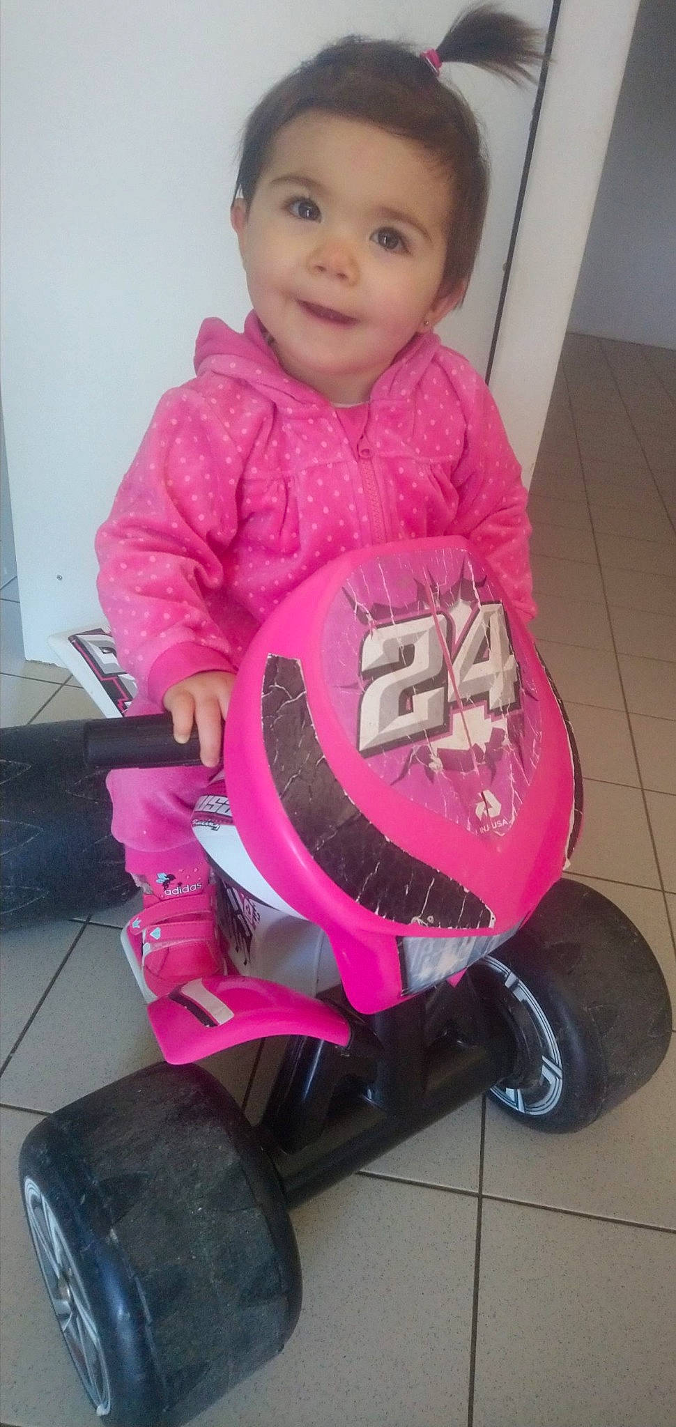 Ariana participe au concours pour gagner de l'argent avec cette photo : child, footwear, person, pink, toddler