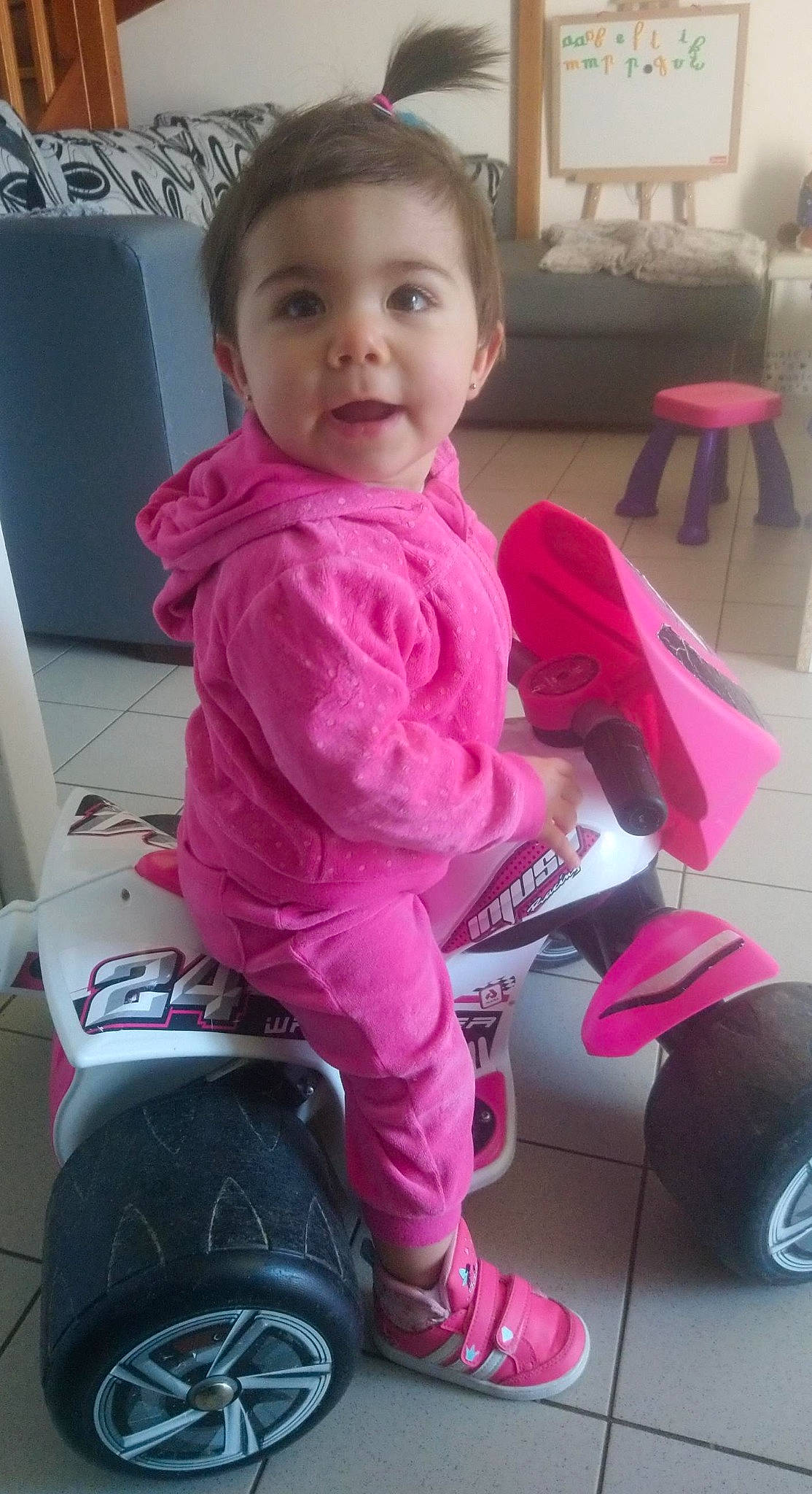 Ariana participe au concours pour gagner de l'argent avec cette photo : cheek, child, cool, person, pink, smile, toddler, vehicle