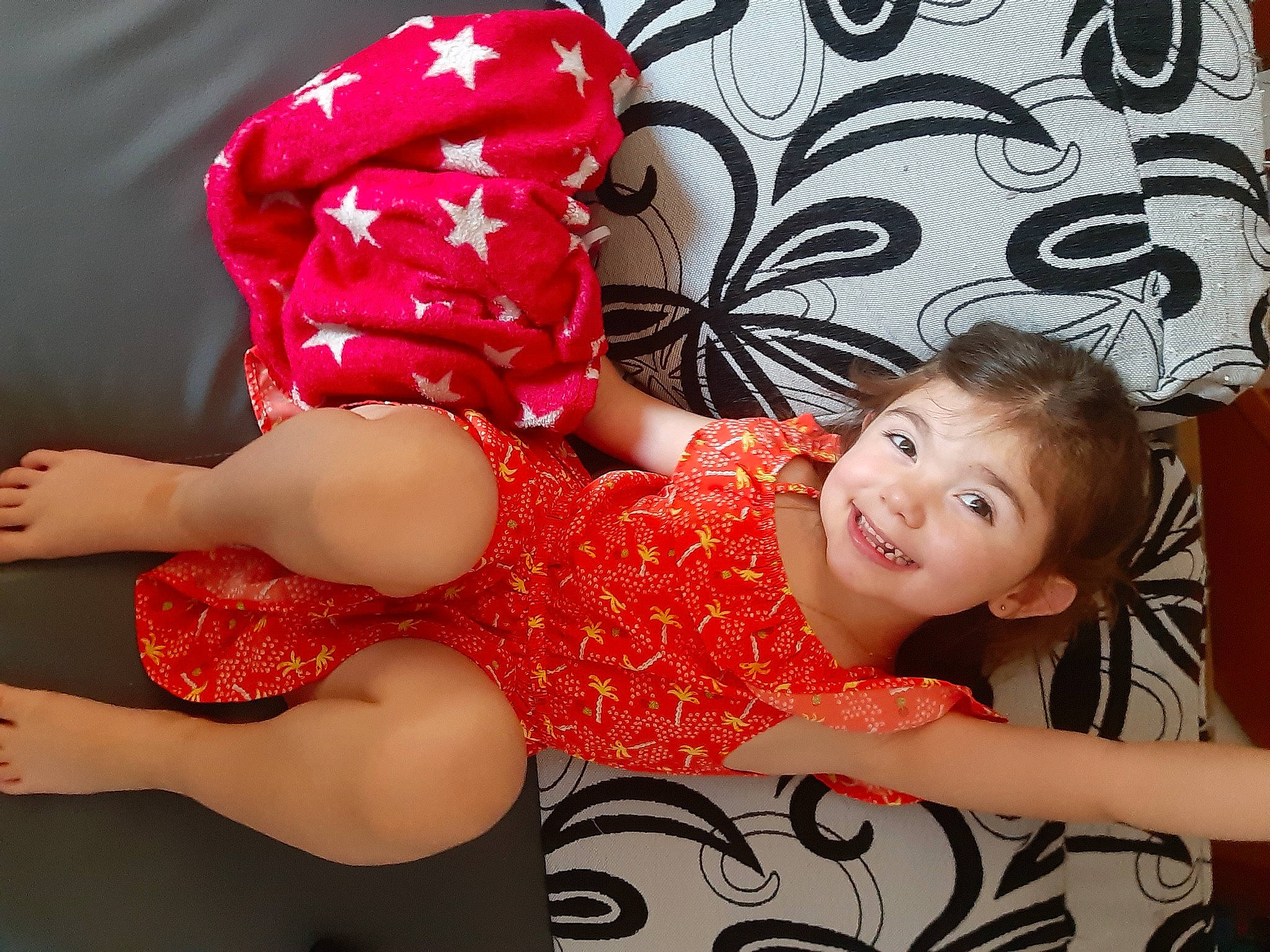 Lena participe au concours pour gagner de l'argent avec cette photo : arm, baby, child, joy, leg, person, play, red, sportswear, textile, toddler