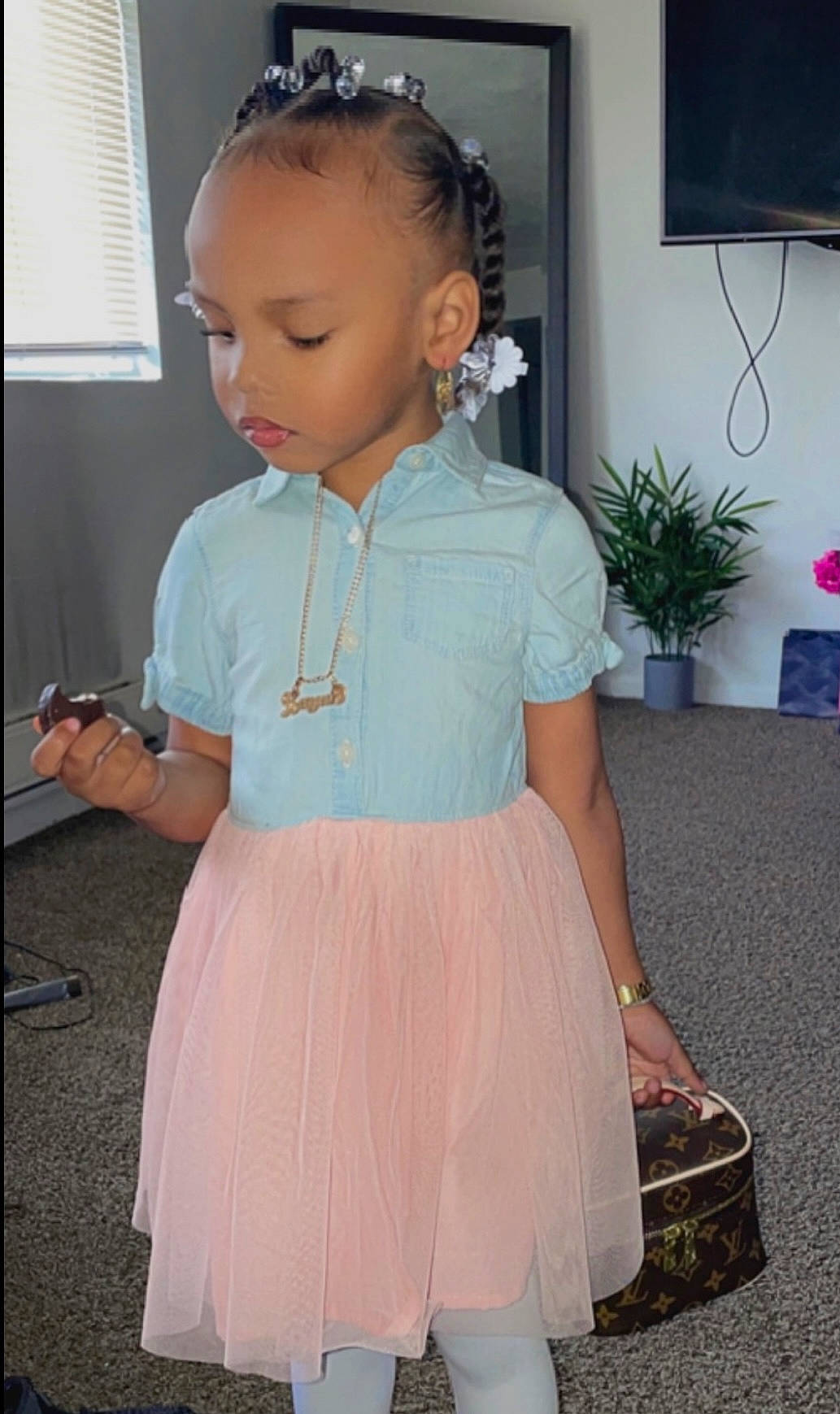 Layah is registered to the contest to win money with this photo: abdomen, beauty, electric_blue, fashion, flowerpot, hairstyle, houseplant, human_leg, knee, neck, person, picture_frame, pink, plant, shoulder, skin, sleeve, snapshot, thigh, trunk