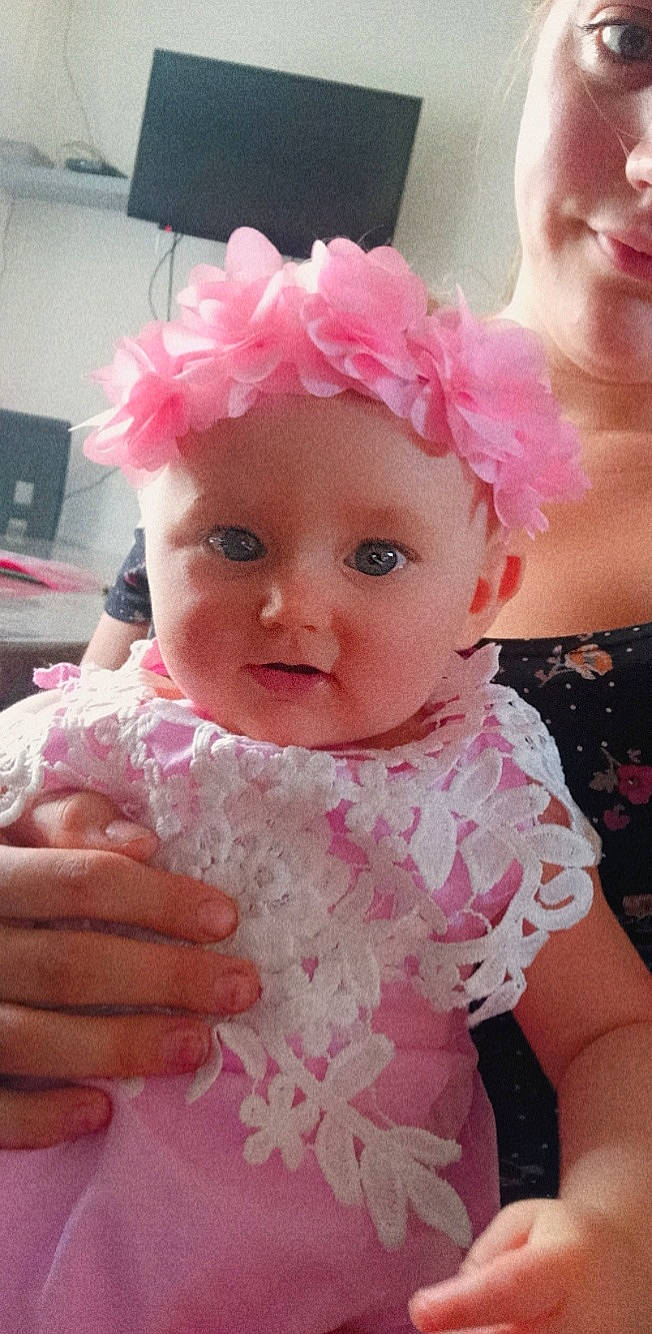 Julianna a rejoint le concours — aidez-le/la à gagner de superbes lots ! baby, baby_toddler_clothing, cheek, child, costume_hat, dress, eyelash, face, finger, happy, hat, headband, headpiece, headwear, iris, lip, person, pink, product, skin