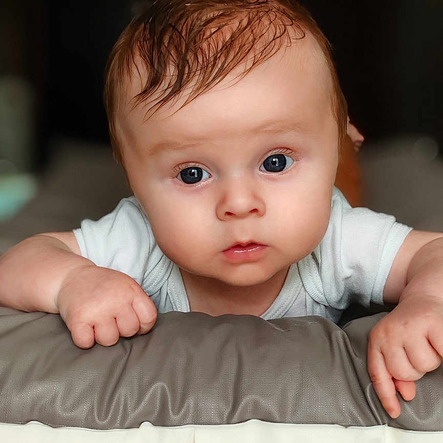 Alexis a rejoint le concours — aidez-le/la à gagner de superbes lots ! baby, background, child, closeup, clothing, curious, cushion, expression, eyes, face, hair, hands, indoor, infant, portrait, resting, skin, soft, white, young