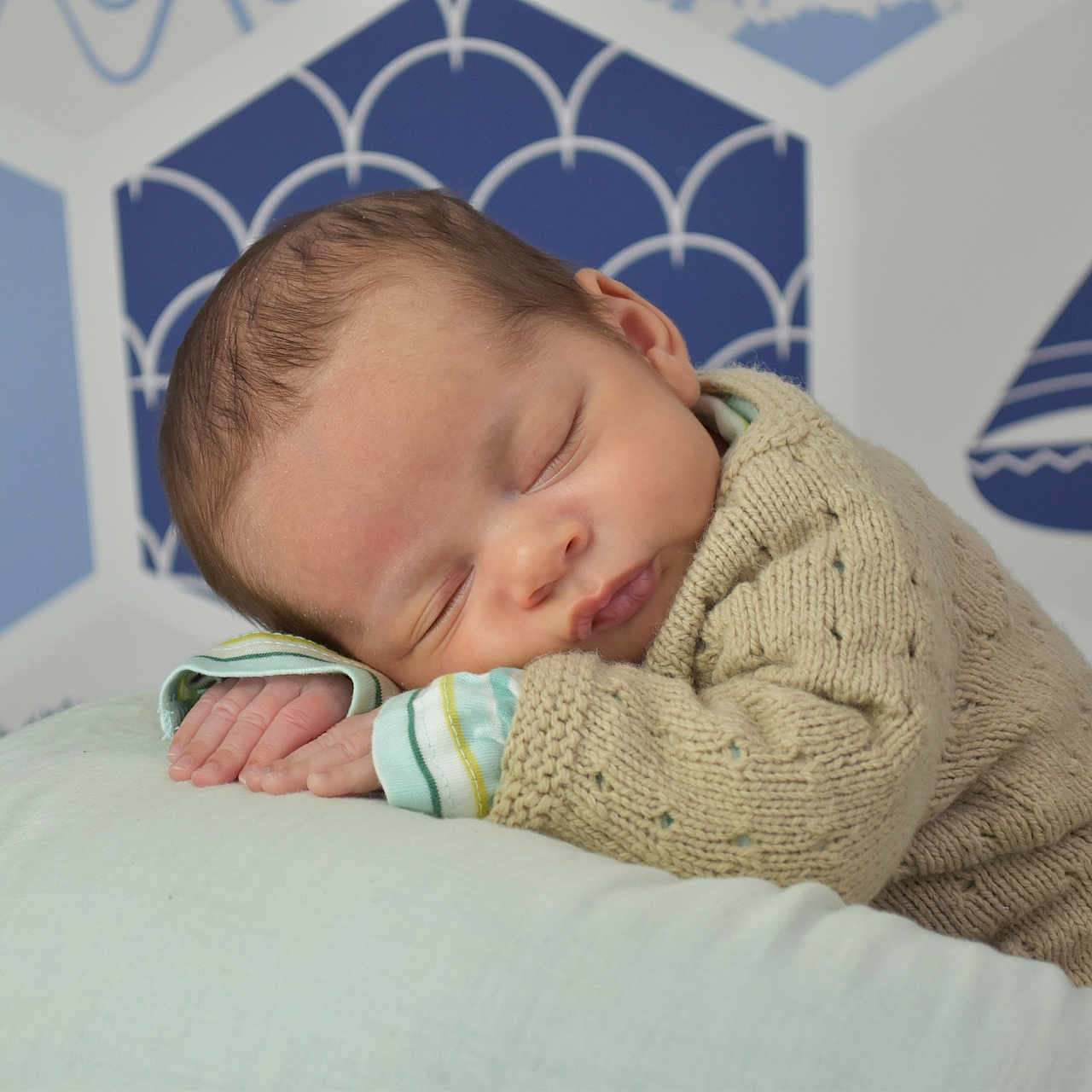 Lyaress a rejoint le concours — aidez-le/la à gagner de superbes lots ! baby, blue, child, cozy, decor, face, hand, head, indoors, infant, knitted_sweater, nautical_theme, patterned_wall, peaceful, pillow, resting, sleeping, soft, white, young
