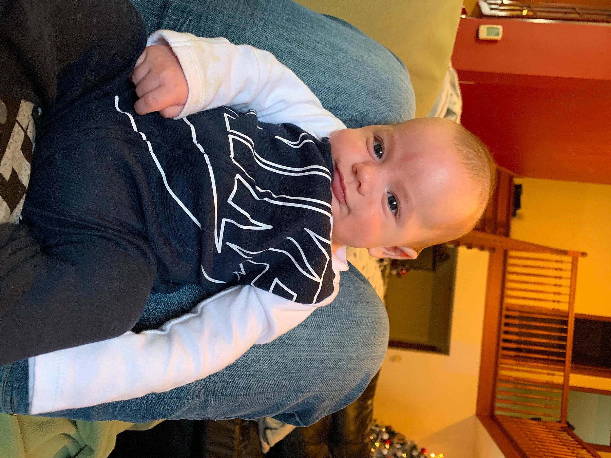 Donovan participe au concours pour gagner de l'argent avec cette photo : abdomen, arm, baby, baby_toddler_clothing, chair, cheek, child, comfort, elbow, fun, joint, person, room, sitting, sleeve, smile, t_shirt, thigh, toddler, tree