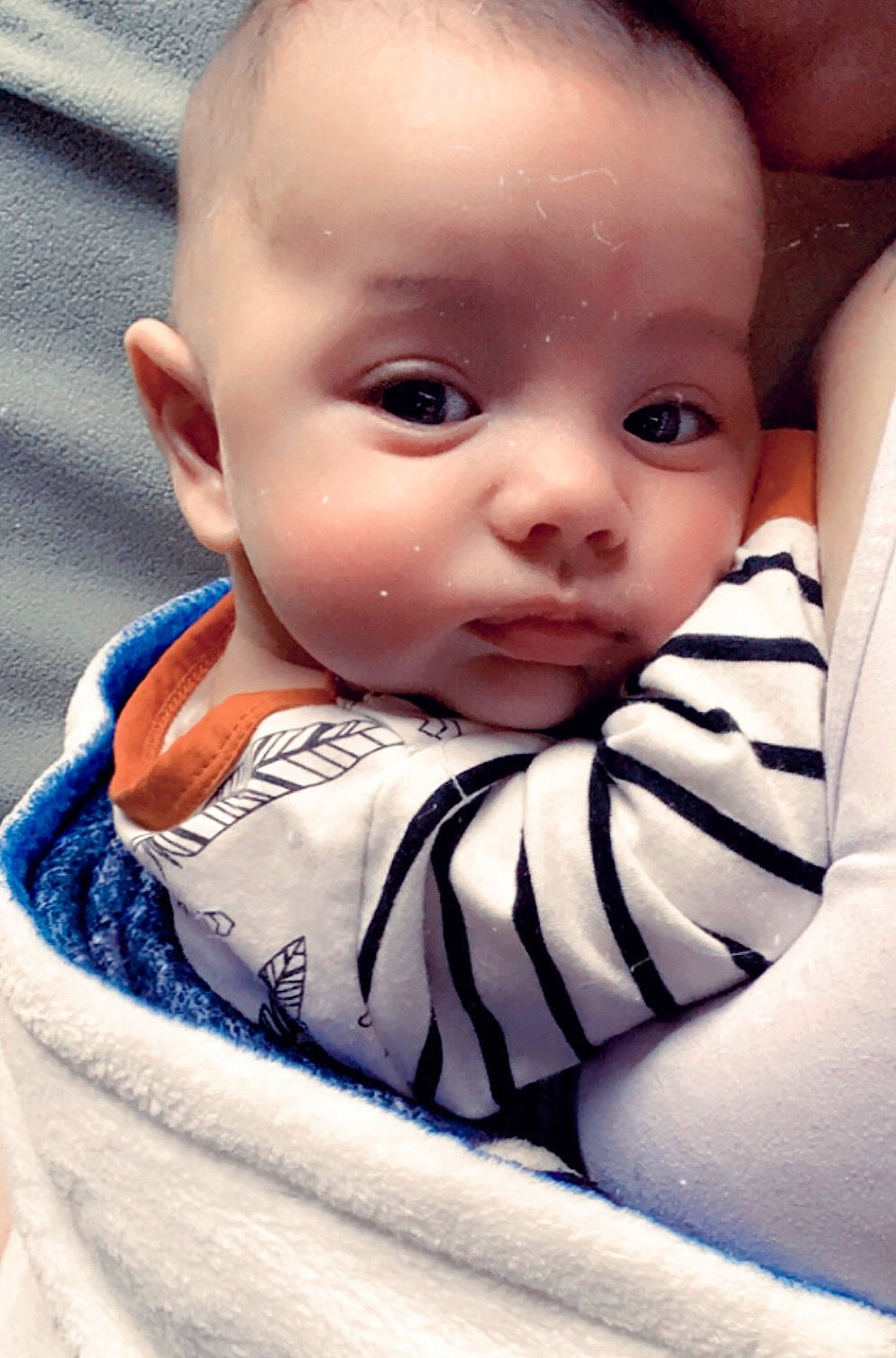 Donovan a rejoint le concours — aidez-le/la à gagner de superbes lots ! baby, baby_toddler_clothing, cheek, child, comfort, eyebrow, eyelash, flash_photography, fun, happy, human_body, iris, lip, mouth, nose, pattern, person, portrait_photography, sitting, sleeve