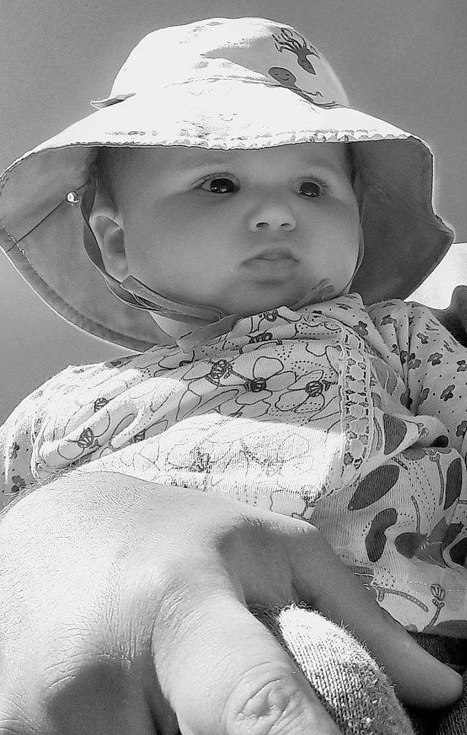 Sohanne participe au concours pour gagner de l'argent avec cette photo : black, black_and_white, cheek, eye, eyebrow, face, facial_expression, flash_photography, hand, hat, head, headwear, human_body, iris, lip, mouth, nose, person, photograph, skin