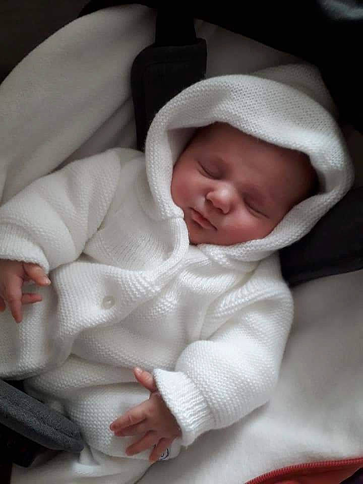 Sohanne a rejoint le concours — aidez-le/la à gagner de superbes lots ! baby, baby_products, baby_safety, baby_sleeping, baby_toddler_clothing, bedtime, cap, carmine, child, comfort, headwear, linens, nap, person, skin, sleep, toddler