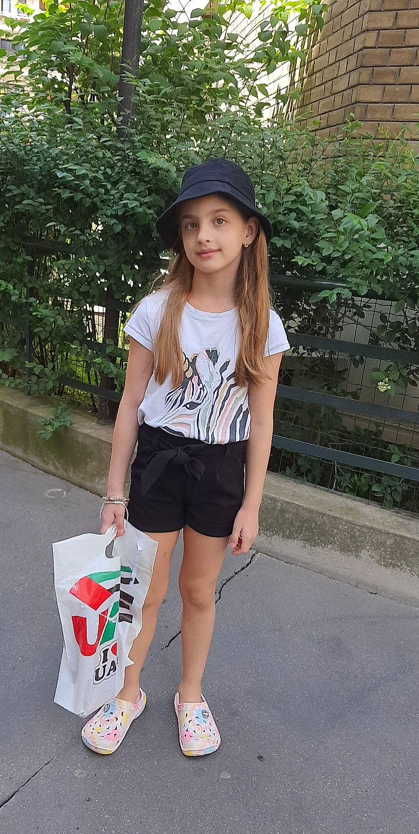 Layna a rejoint le concours — aidez-le/la à gagner de superbes lots ! bag, cap, cool, denim, electric_blue, eyewear, fashion_design, hat, headwear, human_leg, joy, knee, neck, pattern, person, pink, shorts, shoulder, sleeve, t_shirt