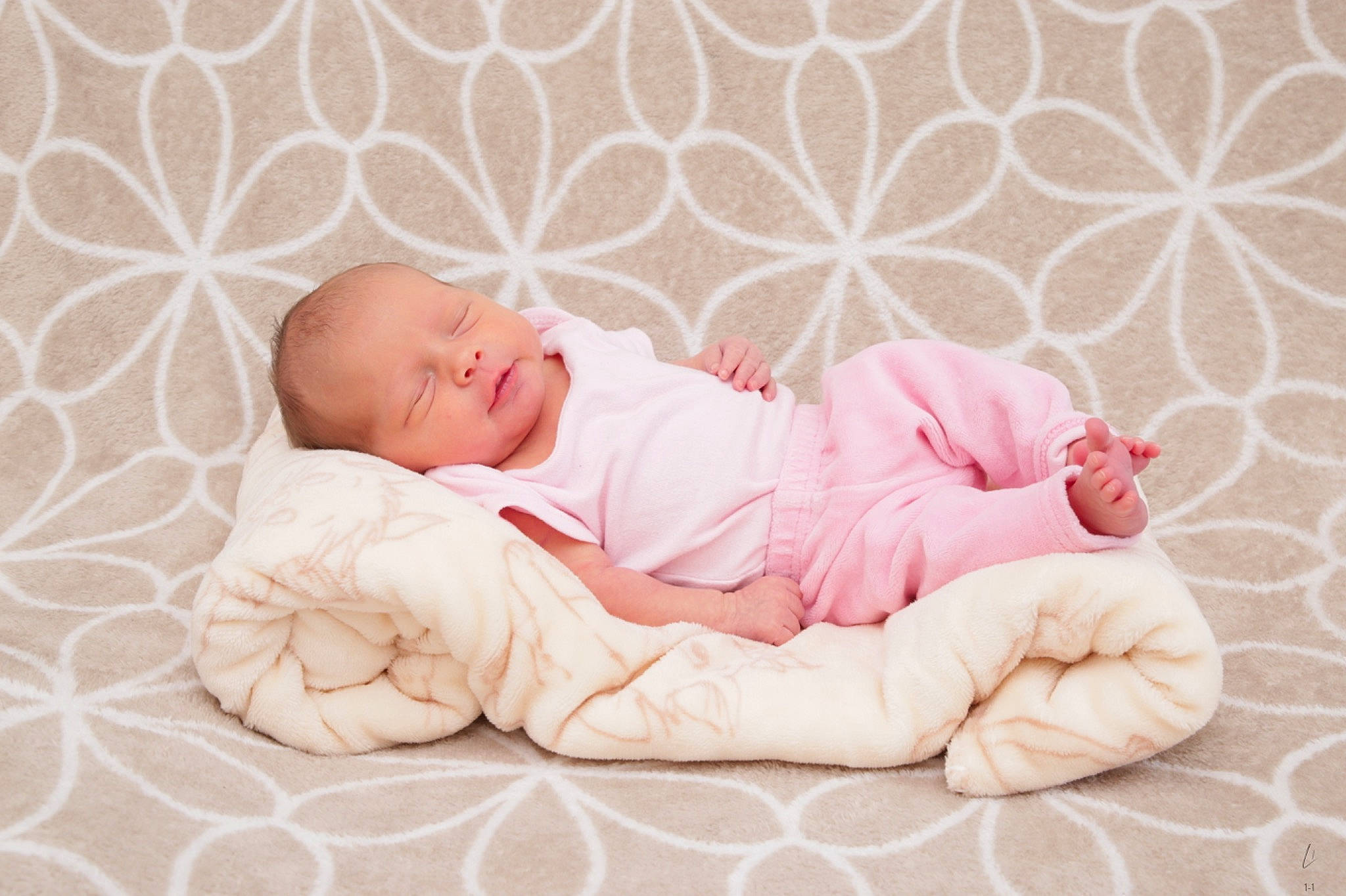 Ryley a rejoint le concours — aidez-le/la à gagner de superbes lots ! baby, baby_sleeping, baby_toddler_clothing, child, comfort, flooring, foot, linens, magenta, pattern, person, pink, portrait_photography, product, room, sitting, skin, sleeve, textile, toddler