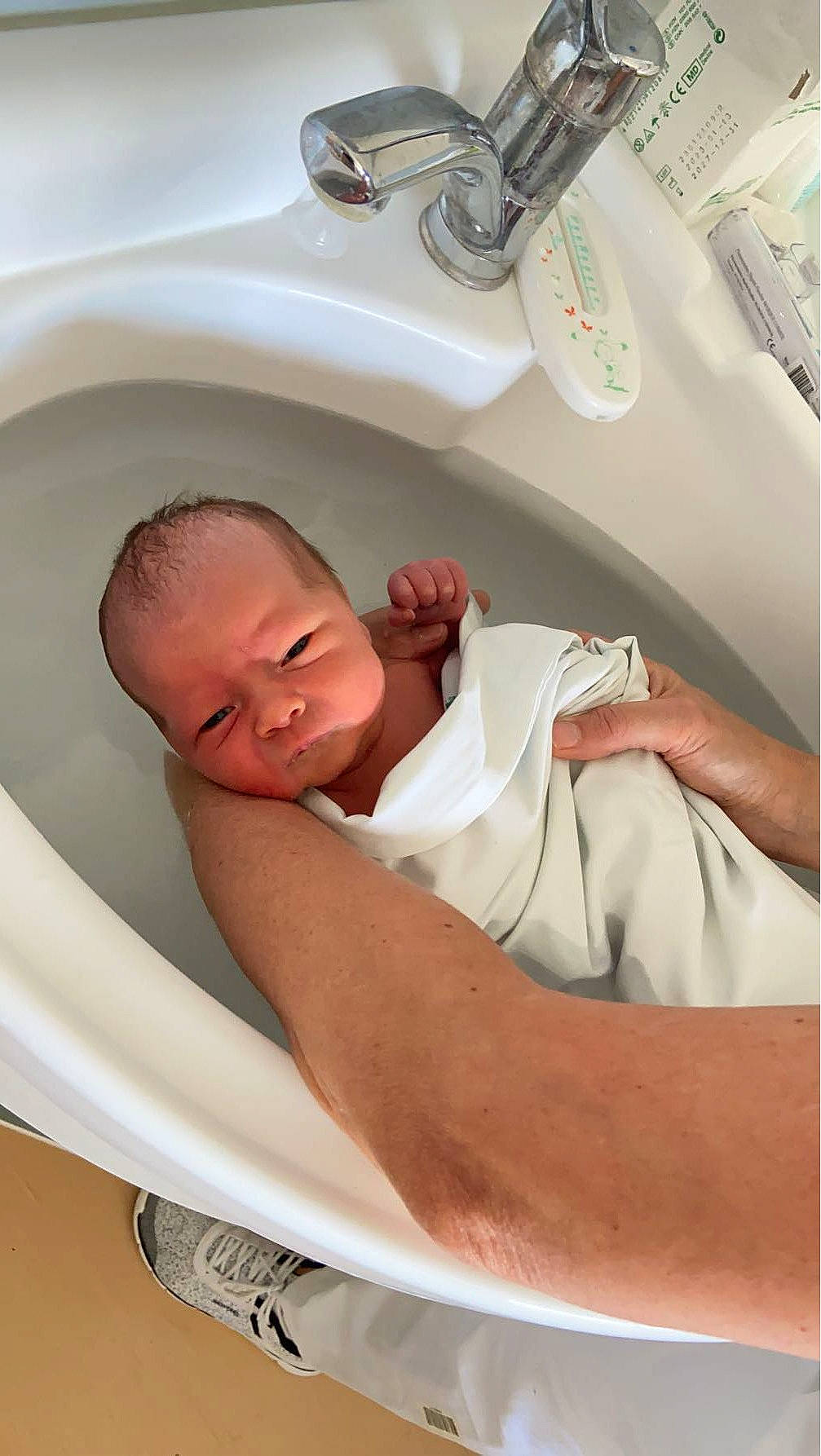 Ryley participe au concours pour gagner de l'argent avec cette photo : baby, baby_safety, bathing, bathroom, bathtub, child, comfort, elbow, event, hospital, linens, person, plumbing, plumbing_fixture, room, toddler