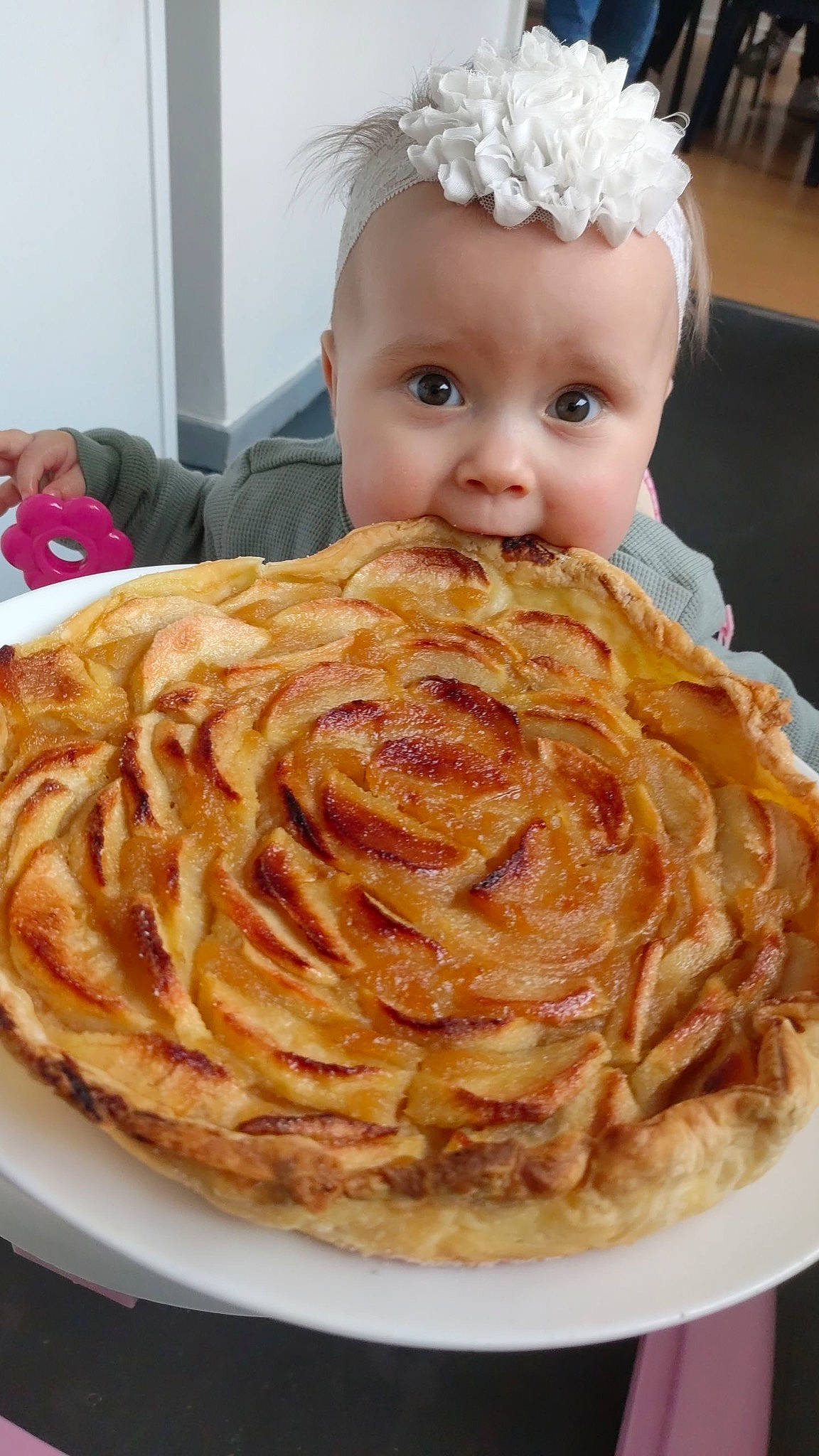 Ryley participe au concours pour gagner de l'argent avec cette photo : baby_toddler_clothing, baked_goods, baking, comfort_food, cuisine, dessert, dish, dishware, fast_food, food, fried_food, headpiece, ingredient, junk_food, person, plate, produce, recipe, staple_food, tableware