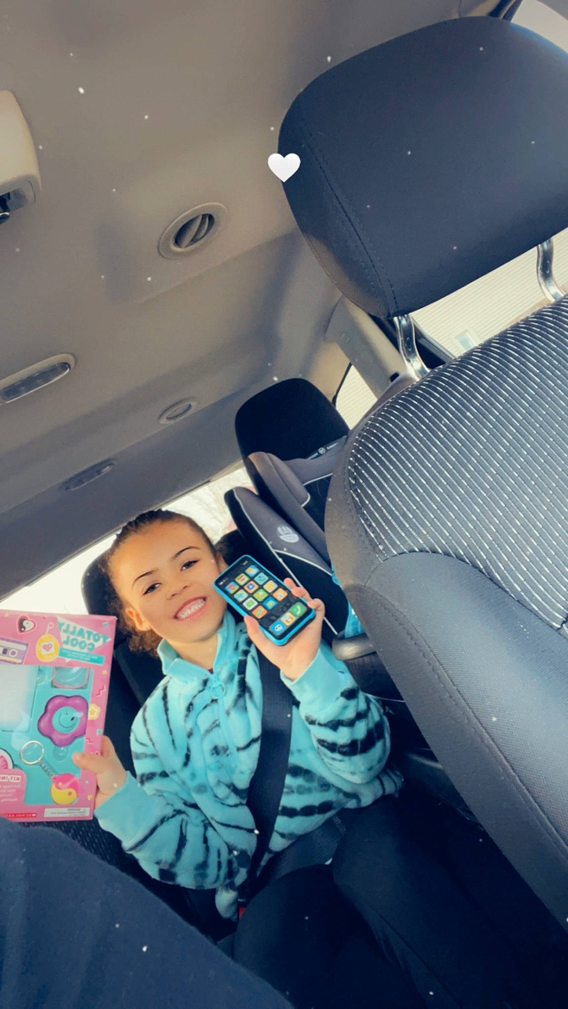 Tazlynn is registered to the contest to win money with this photo: aerospace_manufacturer, air_travel, aircraft_cabin, airline, auto_part, automotive_design, car_seat, cloud, comfort, electric_blue, family_car, fun, head_restraint, joy, luxury_vehicle, passenger, person, smile, toddler, travel