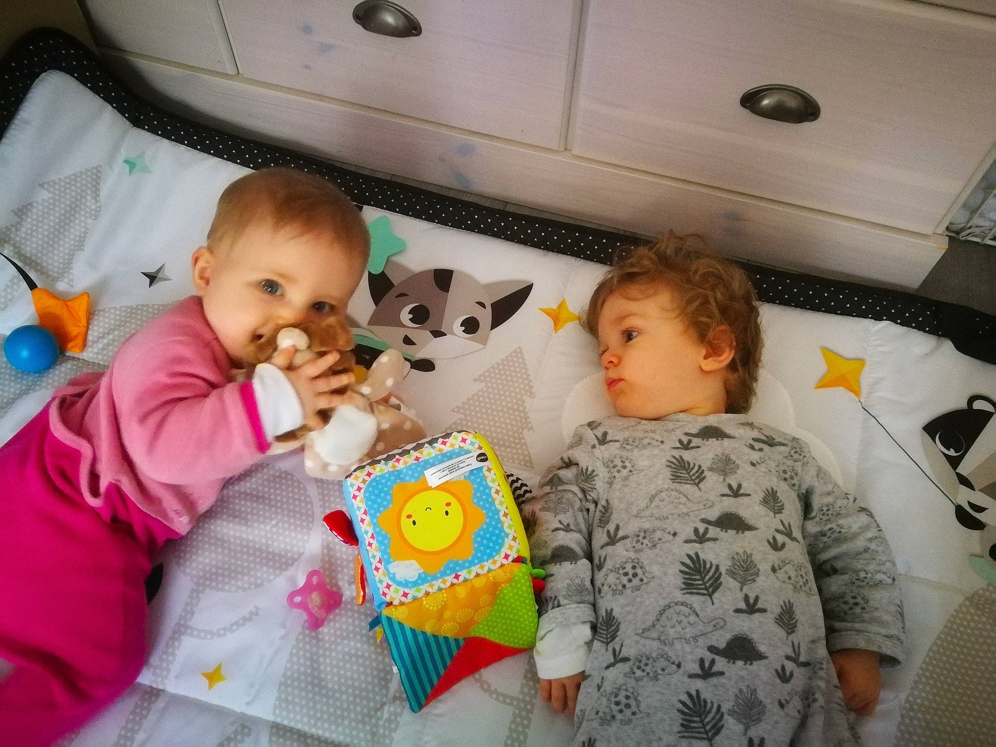 Manonflorent participe au concours pour gagner de l'argent avec cette photo : art, baby, baby_products, baby_toddler_clothing, baby_toys, bedding, bedtime, car_seat, child, comfort, fun, linens, person, play, room, sitting, stuffed_toy, t_shirt, toddler, toy