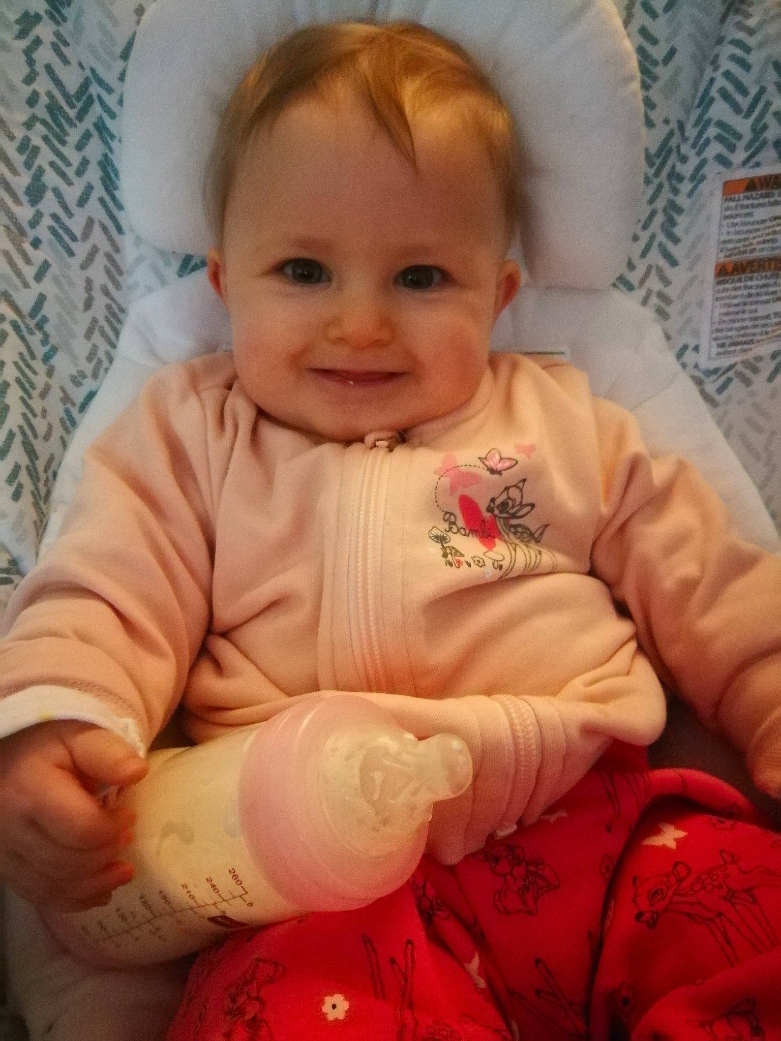 Manon participe au concours pour gagner de l'argent avec cette photo : baby, baby_toddler_clothing, cheek, child, comfort, eye, fun, gesture, happy, head, joy, nose, person, pink, product, skin, sleeve, smile, stomach, textile