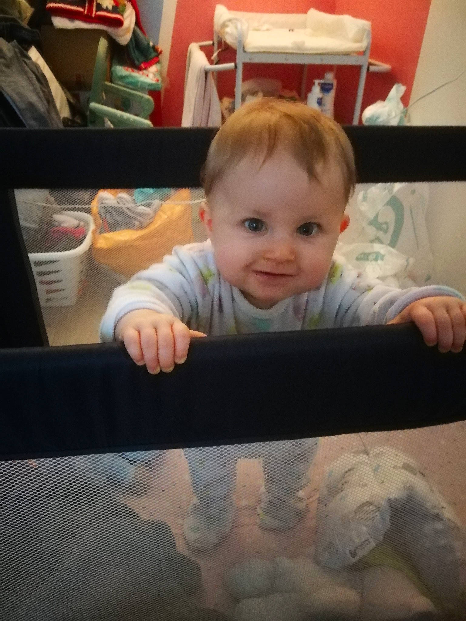 Manon a rejoint le concours — aidez-le/la à gagner de superbes lots ! baby, baby_toddler_clothing, cheek, chin, cloud, comfort, eye, facial_expression, finger, floor, flooring, happy, mouth, person, skin, sleeve, smile, standing, t_shirt, toddler