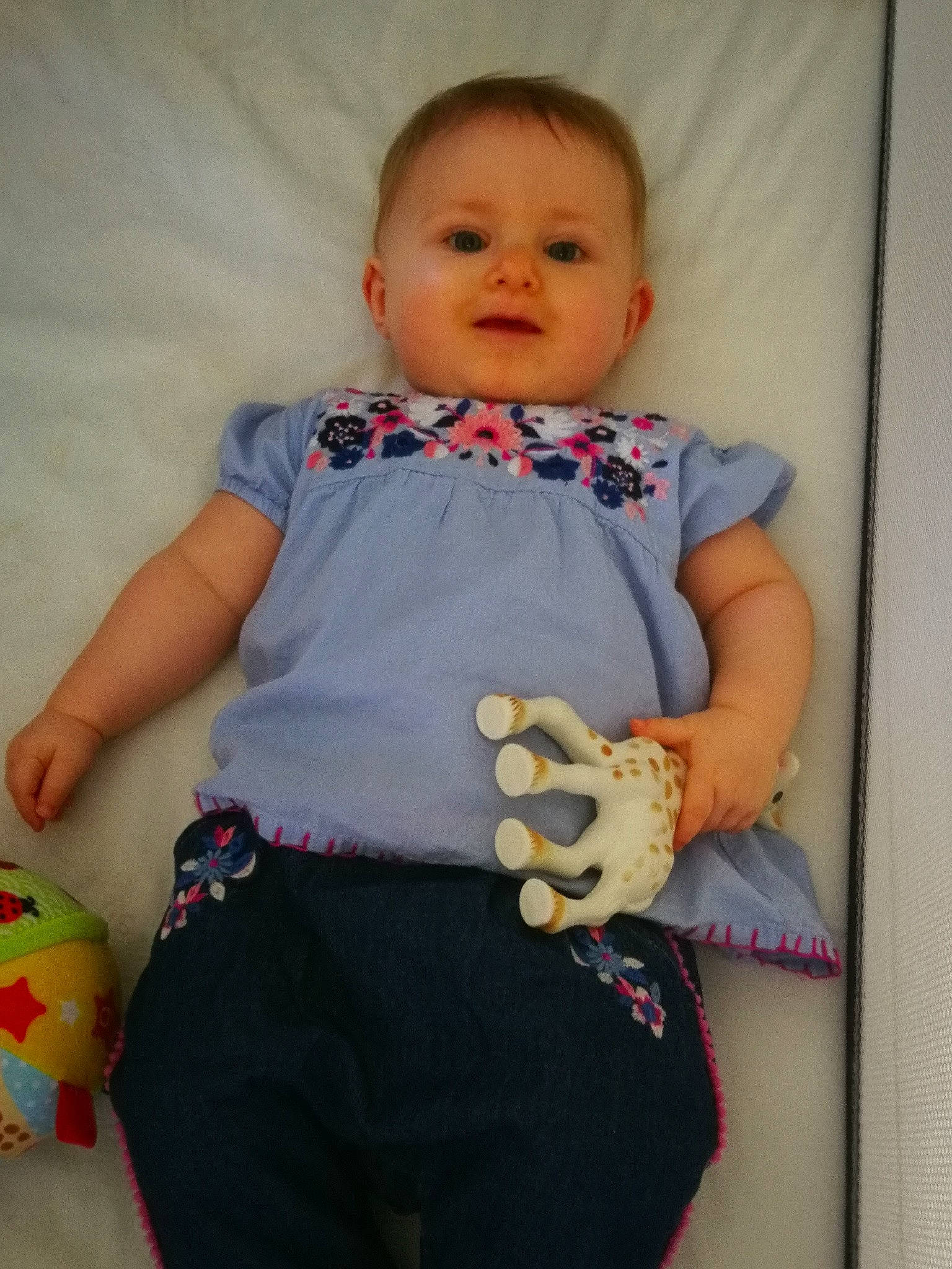 Manon a rejoint le concours — aidez-le/la à gagner de superbes lots ! abdomen, baby, baby_products, baby_toddler_clothing, cheek, child, face, happy, magenta, nail, pattern, person, pink, play, room, sitting, sleeve, smile, t_shirt, textile